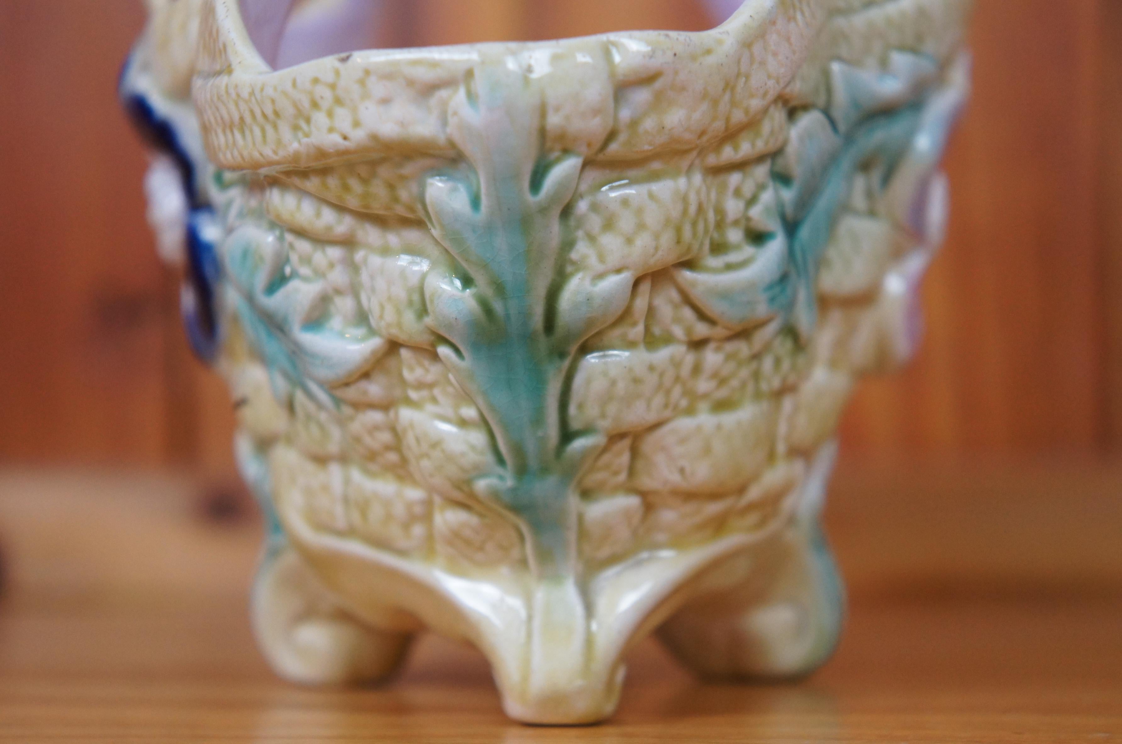 Antico cesto da fiori vittoriano in maiolica con manico e piede, composto da fioriera 7