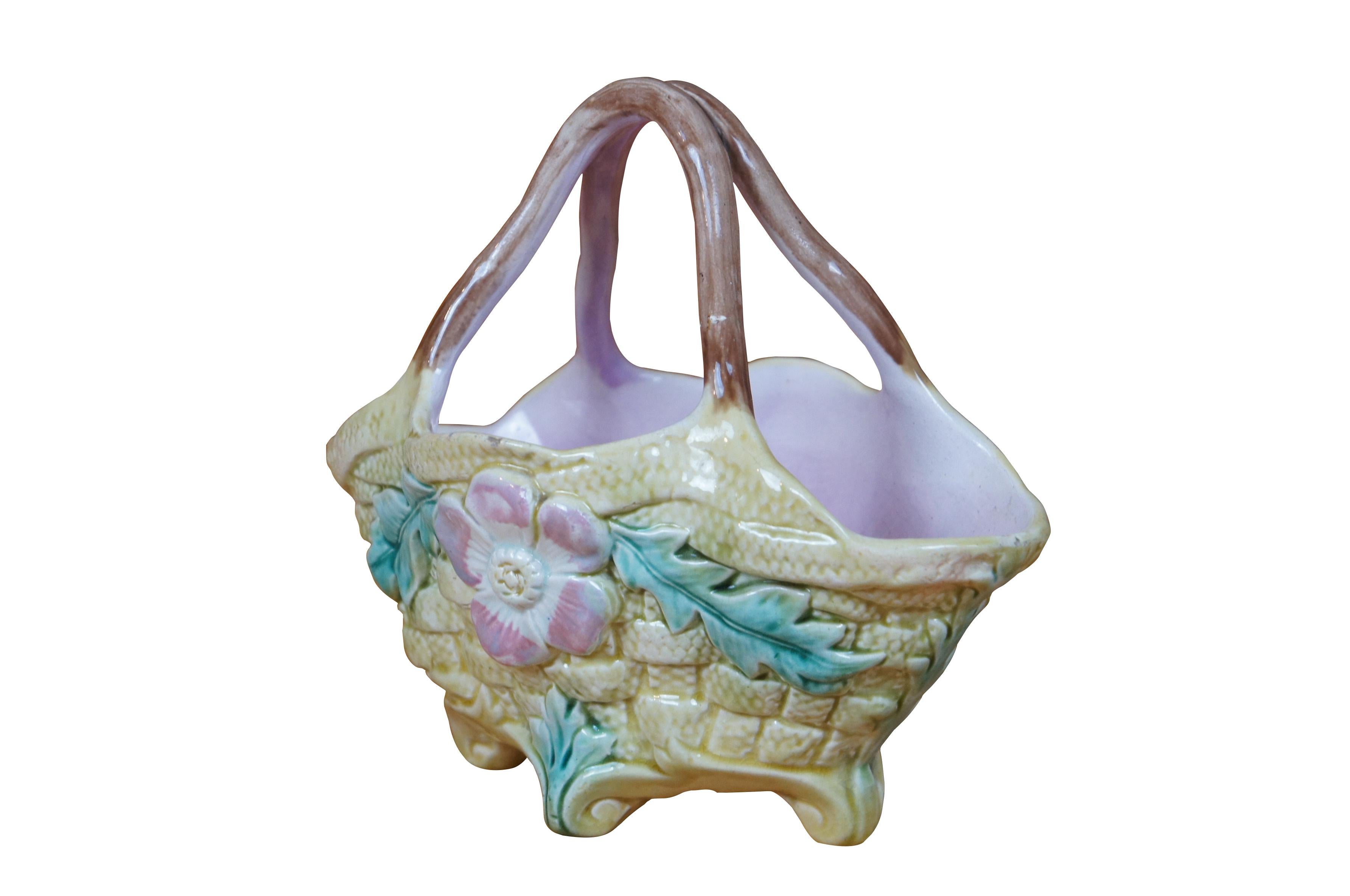 Antico cestino da fiori con piede in maiolica inglese di epoca vittoriana con motivo a intreccio con medaglione floreale e foglie d'acanto, base con piede e doppio manico.  Stoke on Trent Staffordshire Inghilterra.


Dimensioni:
7