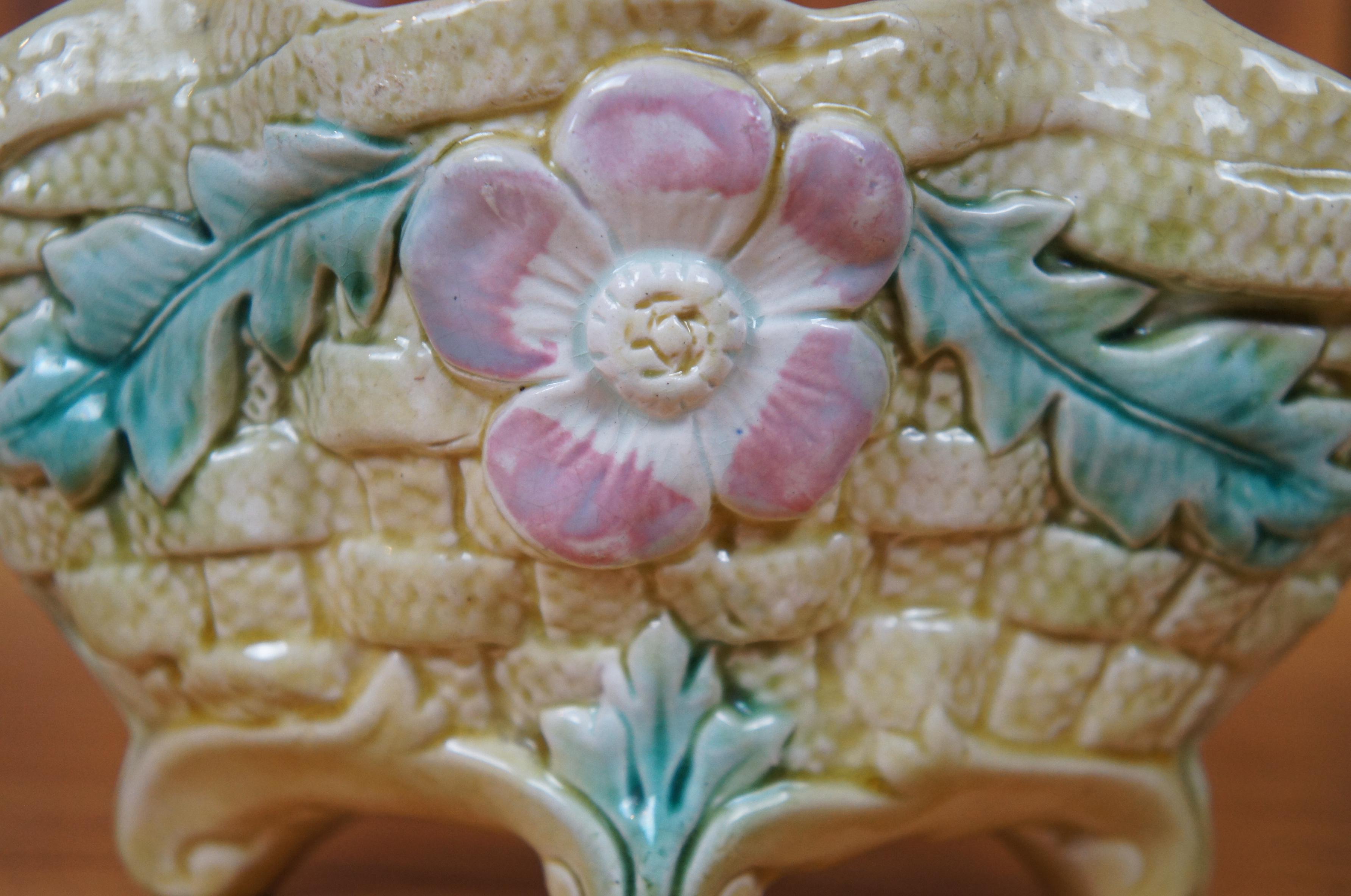 Antico cesto da fiori vittoriano in maiolica con manico e piede, composto da fioriera 7
