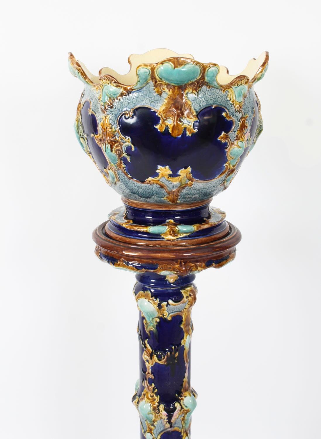 Un superbo vaso di maiolica vittoriano su supporto decorato con smalti verdi, blu e marroni su un fondo blu marino, datato circa 1860.

È in ottime condizioni e pronto per abbellire la tua casa.

Condizioni:
In ottime condizioni, vedere le foto per