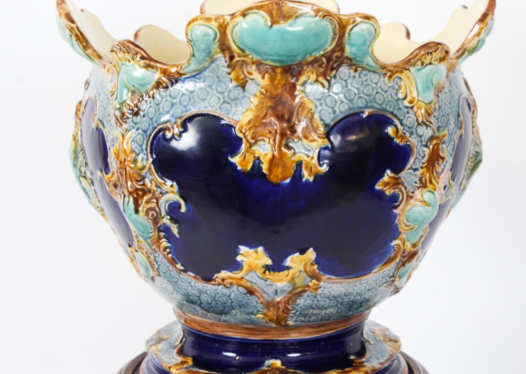 Antico Jardiniere vittoriano in maiolica su supporto del XIX secolo In condizioni buone in vendita a London, GB