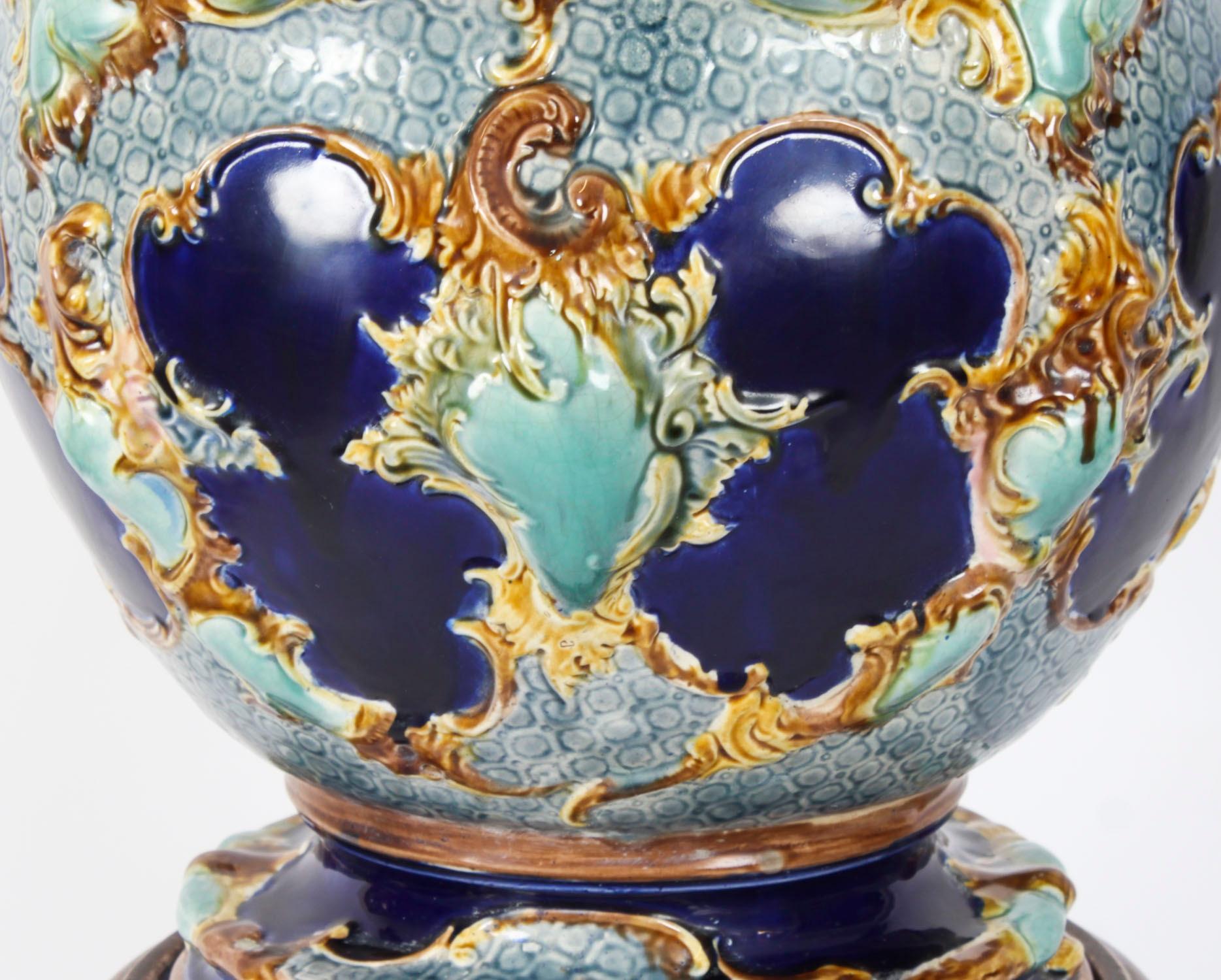 Metà XIX secolo Antico Jardiniere vittoriano in maiolica su supporto del XIX secolo in vendita
