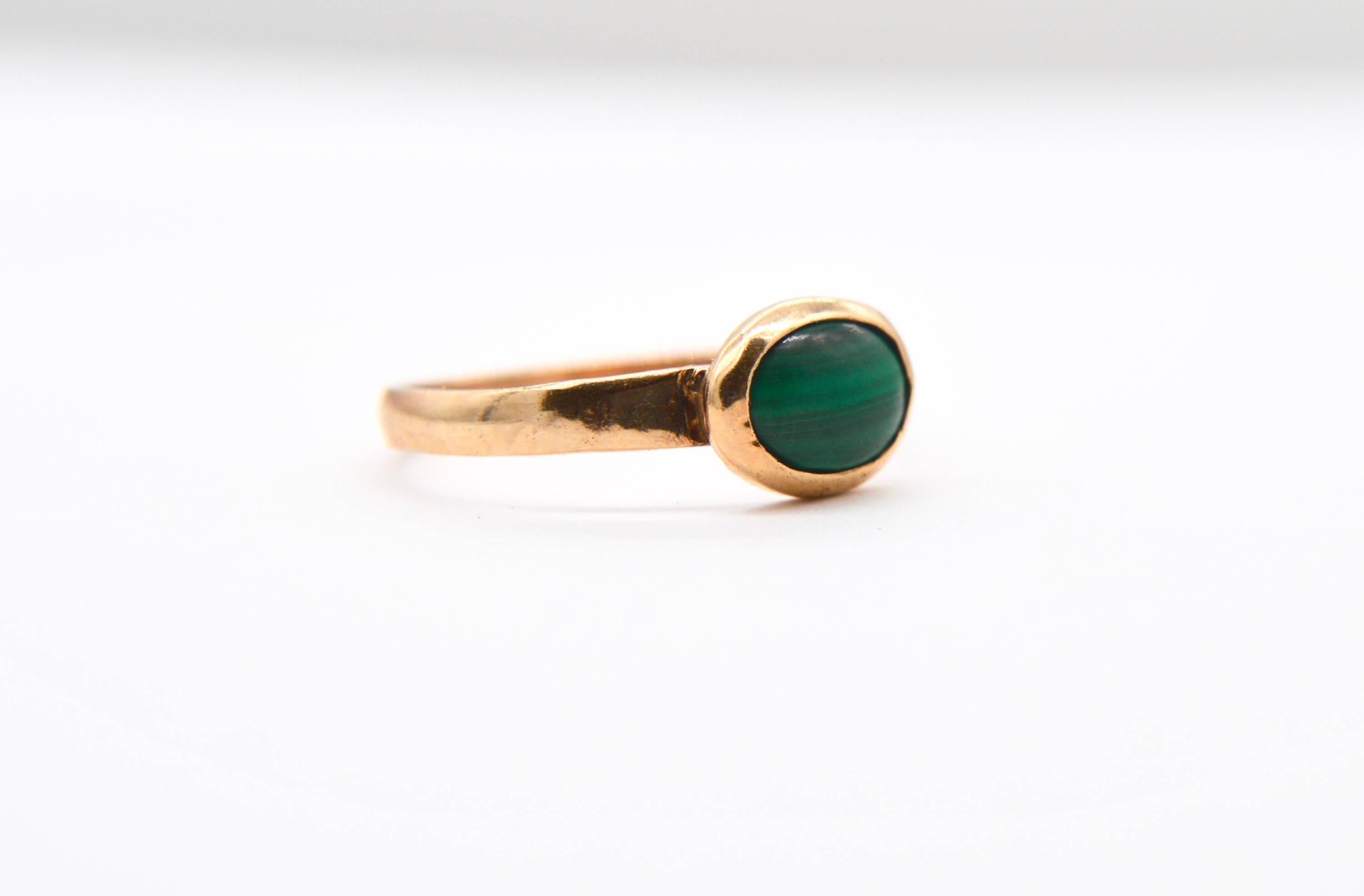 Gorgeous antique Victorian era late 1800s malachite 9K yellow gold bezel set ring, hallmarked with SARK for Sark, Channel Islands UK. stamped 375 for 9K gold. In very good condition. Size 7, can be resized by a jeweler. Cabochon measures 7mm x 5mm,
