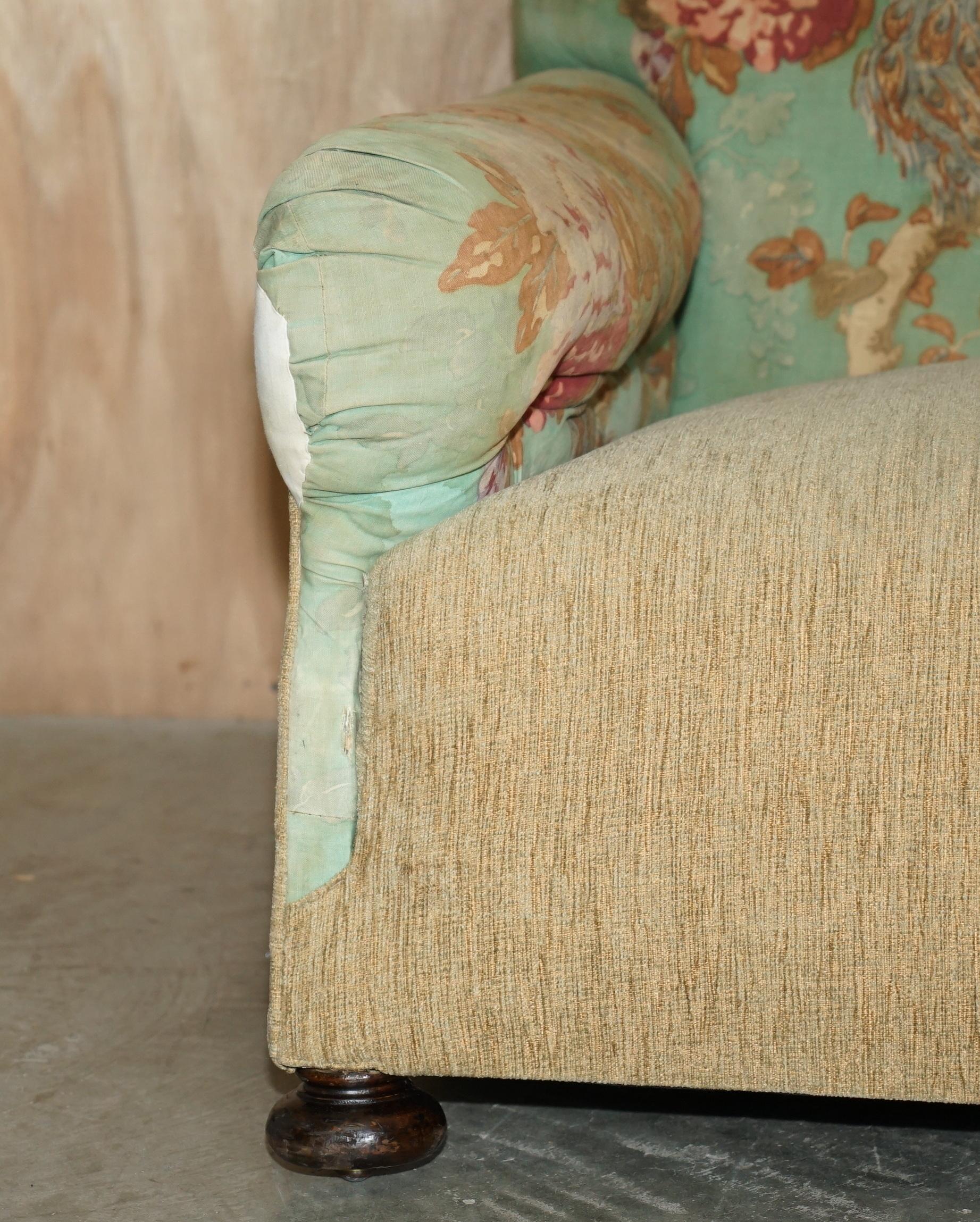 Anciennement, MAPLE & CO HOWARD ENGLISH COUNTRY HOUSE SOFA PART OF SUITE en vente 2