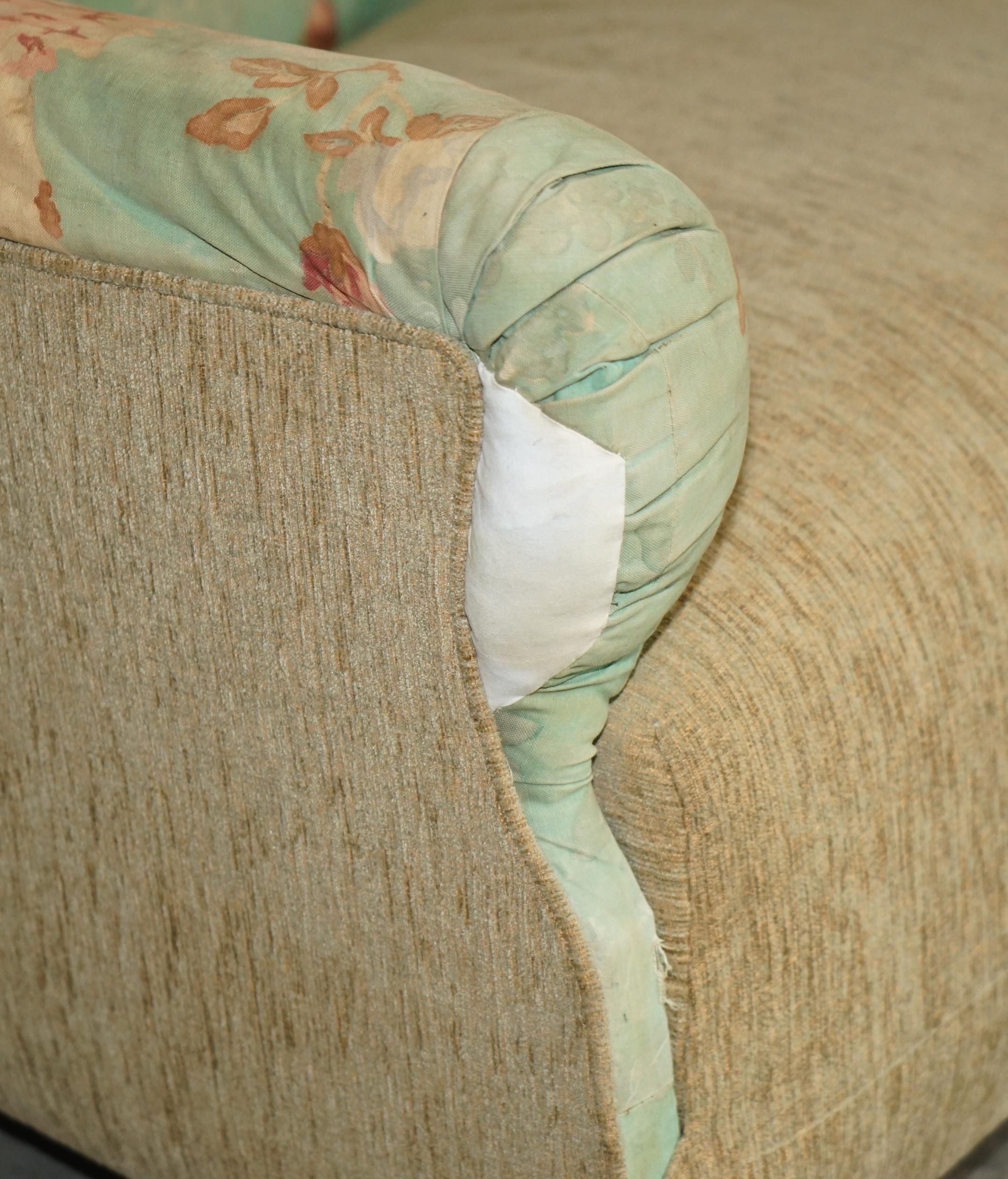 Anciennement, MAPLE & CO HOWARD ENGLISH COUNTRY HOUSE SOFA PART OF SUITE en vente 3