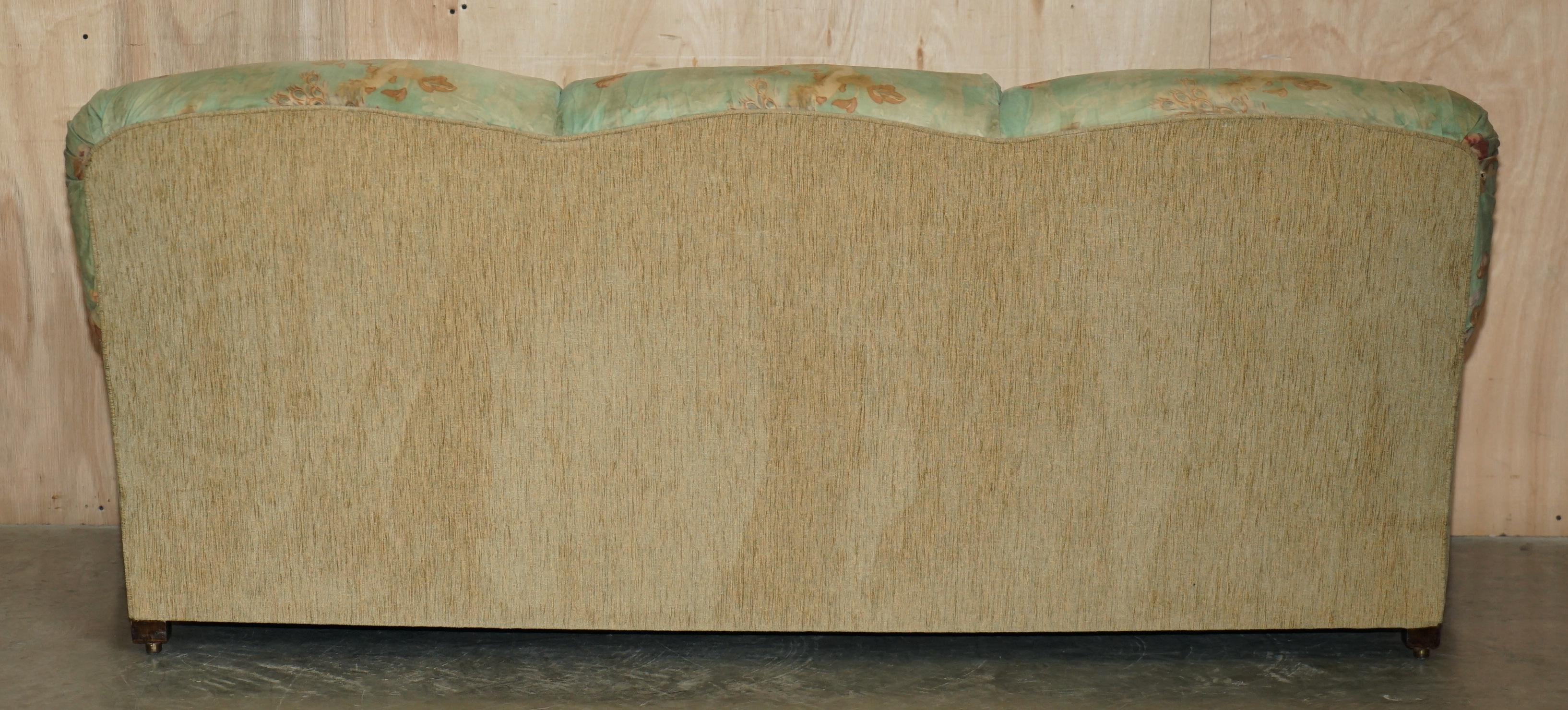 Anciennement, MAPLE & CO HOWARD ENGLISH COUNTRY HOUSE SOFA PART OF SUITE en vente 6