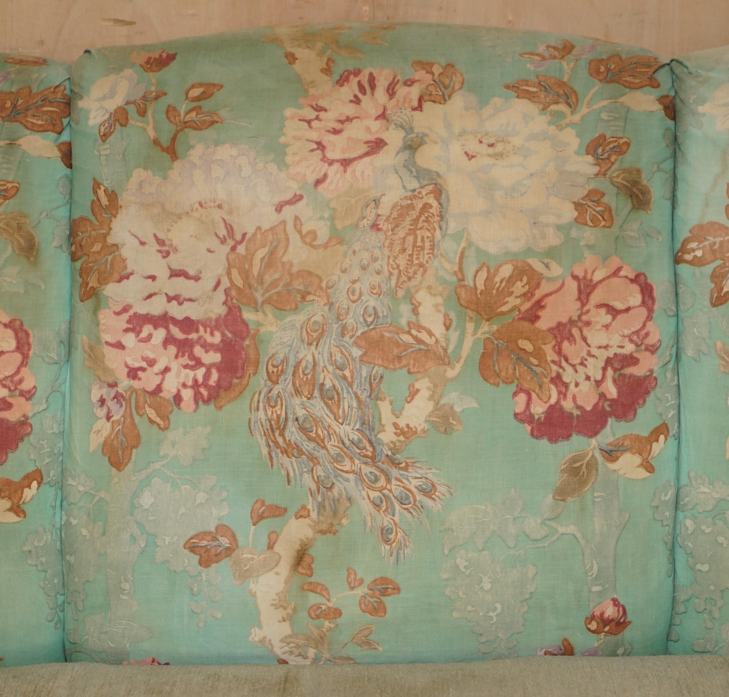Fait main Anciennement, MAPLE & CO HOWARD ENGLISH COUNTRY HOUSE SOFA PART OF SUITE en vente