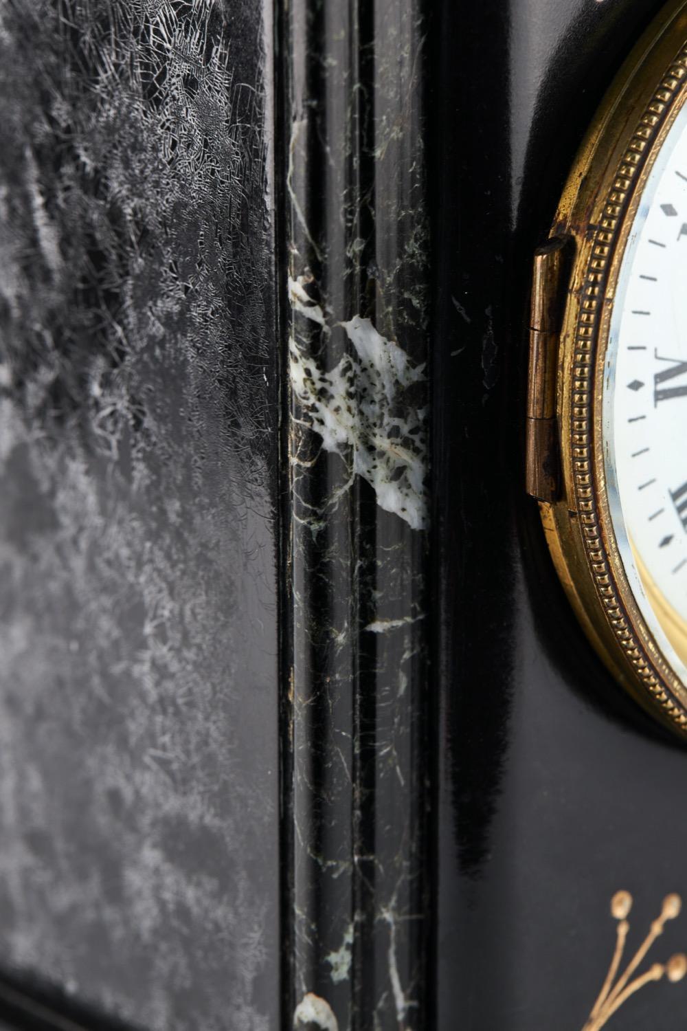 Marbre Pendule de cheminée victorienne ancienne en marbre avec clé d'origine