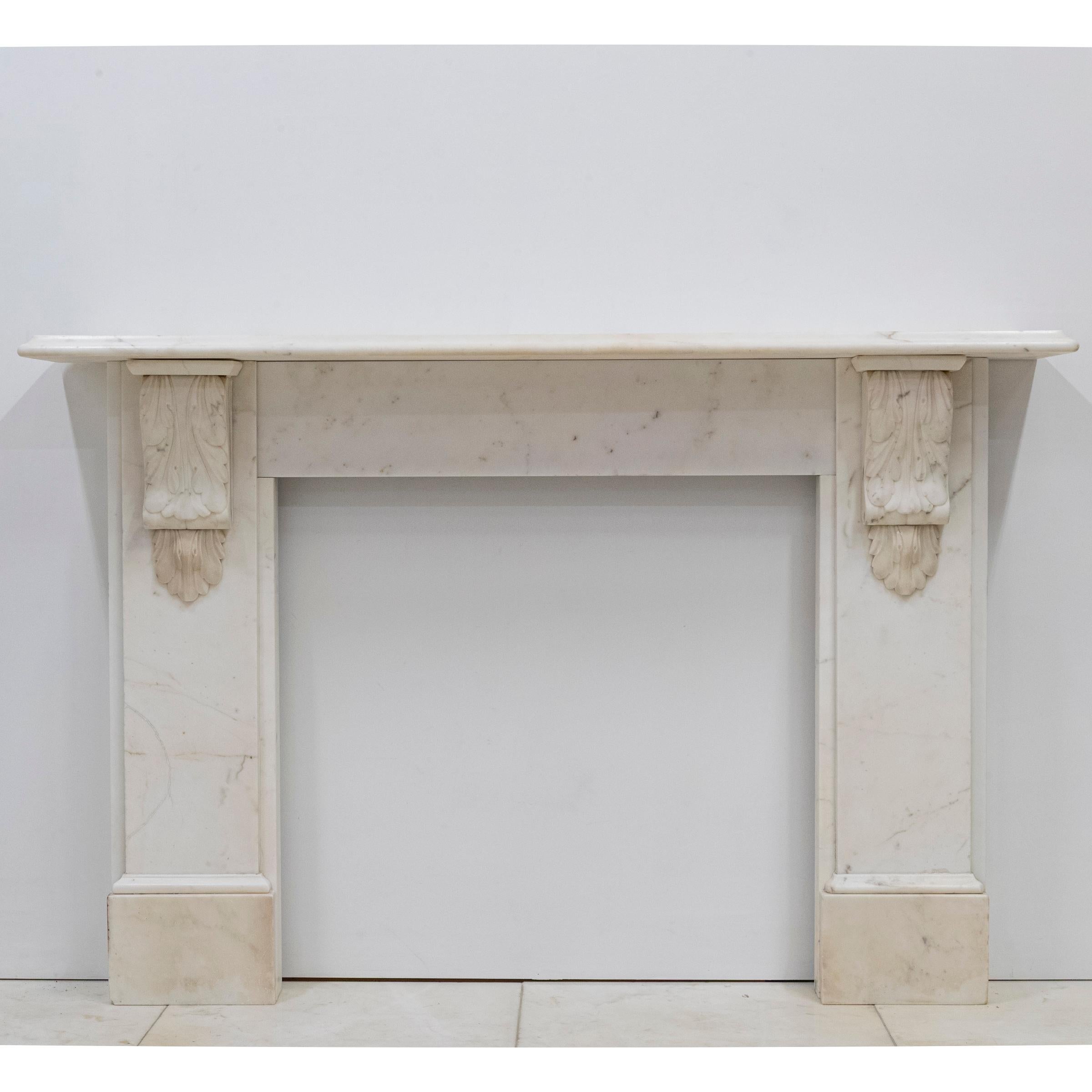 Dieser raffinierte frühviktorianische Kamin aus feinem italienischem Carrara-Marmor zeigt kunstvoll geschnitzte Kragsteine mit Blattwerkmotiven, auf denen eine große, abgeschrägte Ablagefläche ruht.

Eine prächtige Kamineinfassung, die das