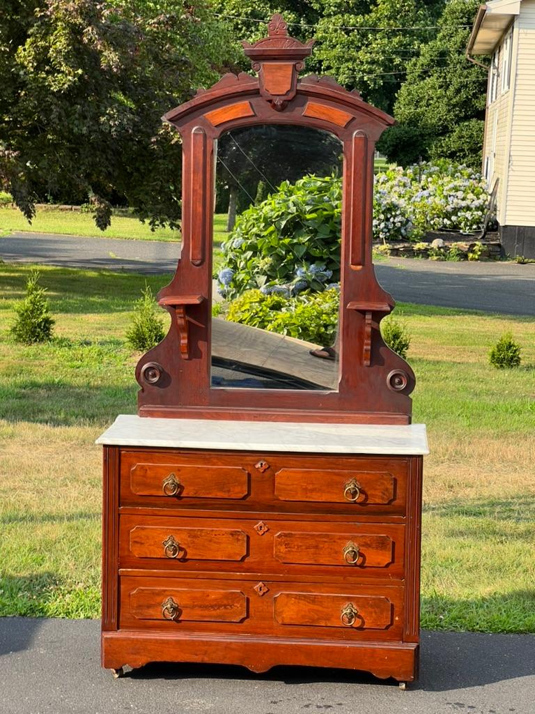Américain Antique Victorien Marble Top Walnut Chest with Mirror (Coffre en noyer avec miroir) en vente