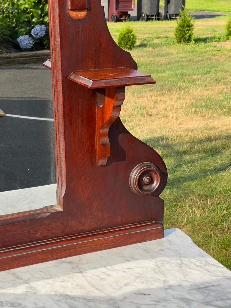 XIXe siècle Antique Victorien Marble Top Walnut Chest with Mirror (Coffre en noyer avec miroir) en vente