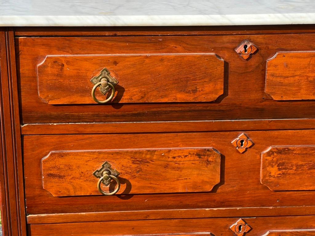 Noyer Antique Victorien Marble Top Walnut Chest with Mirror (Coffre en noyer avec miroir) en vente