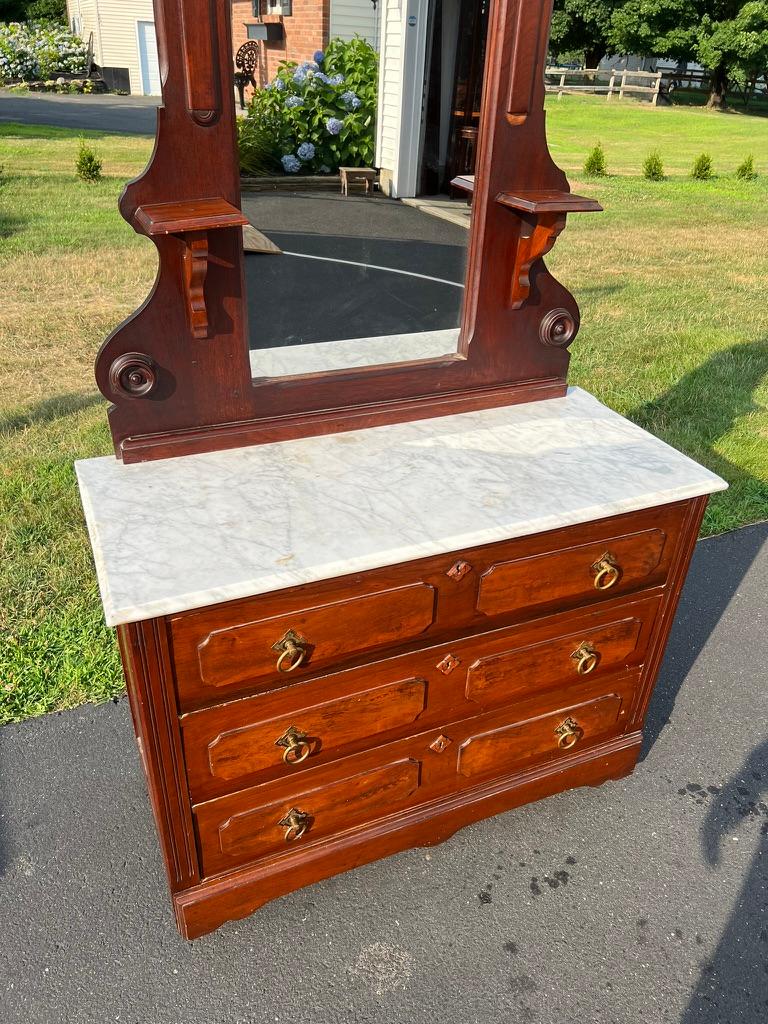 Antique Victorien Marble Top Walnut Chest with Mirror (Coffre en noyer avec miroir) en vente 1