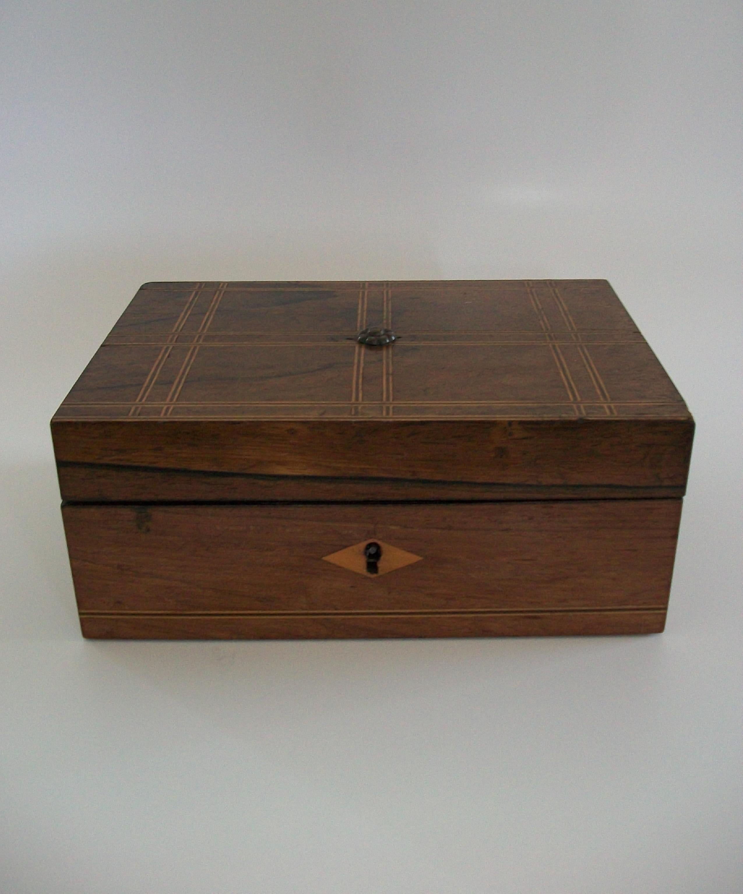 Antiguo joyero victoriano de marquetería con madera de satén y ébano - Reino Unido - Circa 1880 en Bueno estado para la venta en Chatham, ON