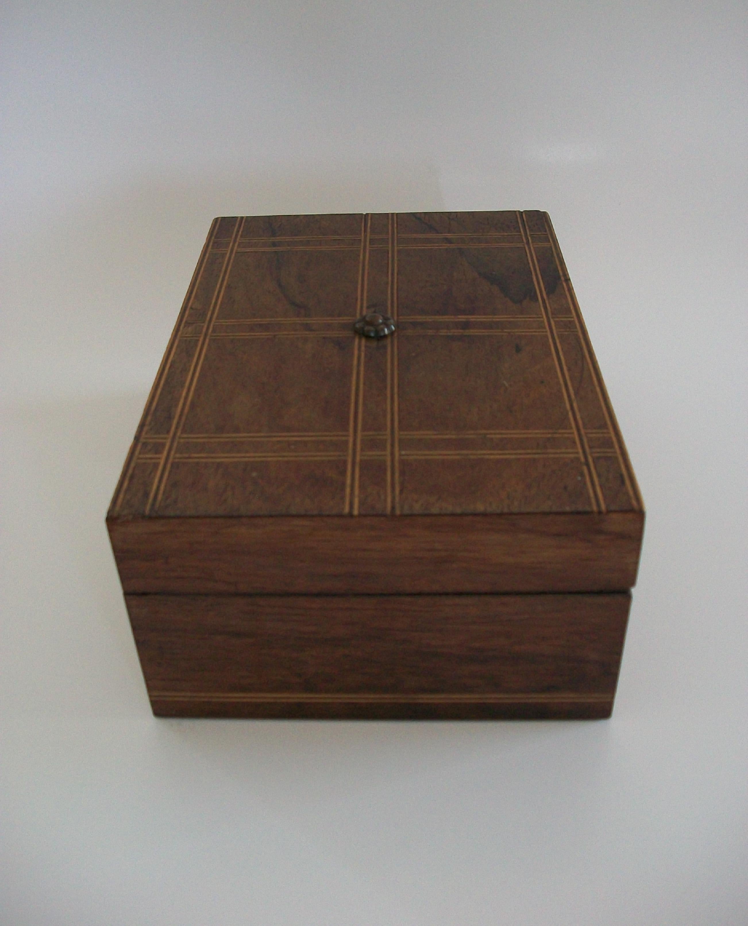 Antiguo joyero victoriano de marquetería con madera de satén y ébano - Reino Unido - Circa 1880 en venta 1