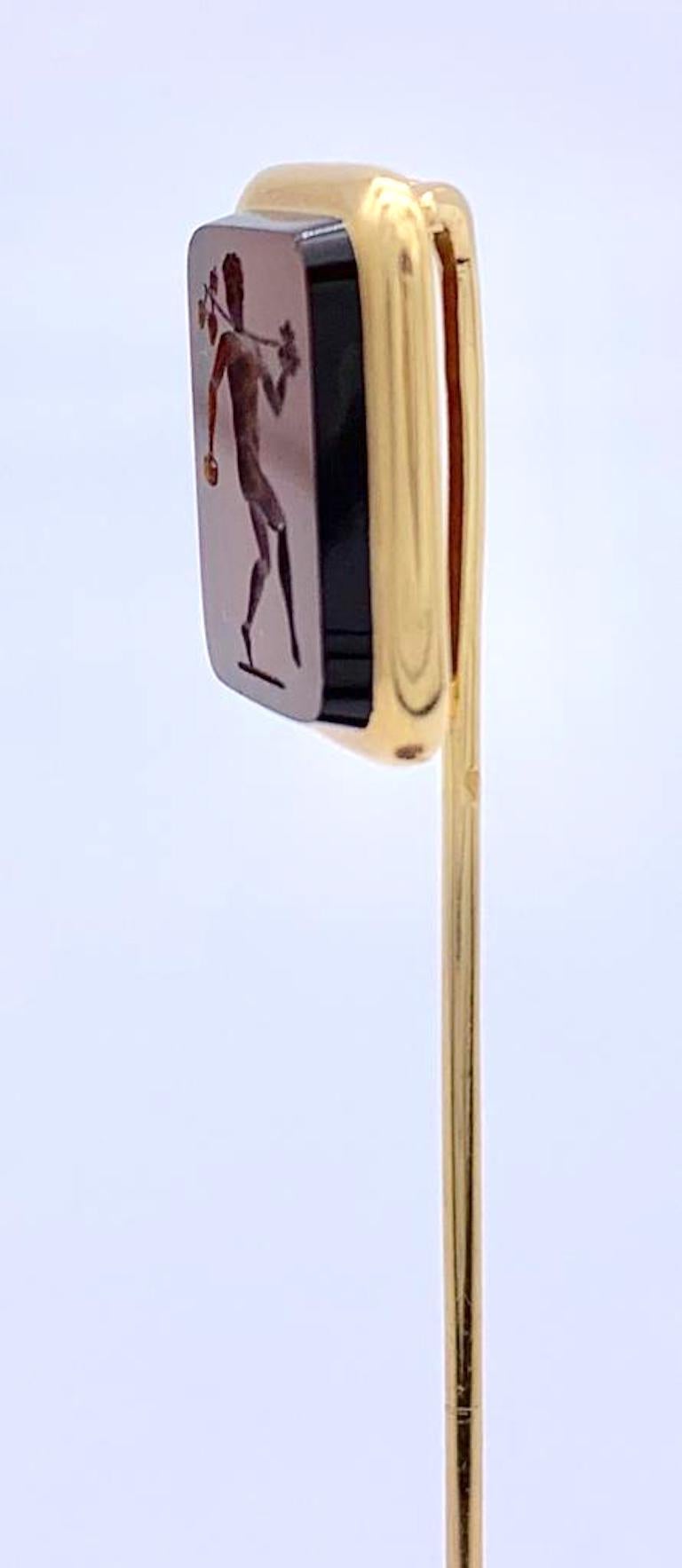 Ancienne épingle à bâton française Bacchant en or et agate entaillée, France Excellent état - En vente à Munich, Bavaria