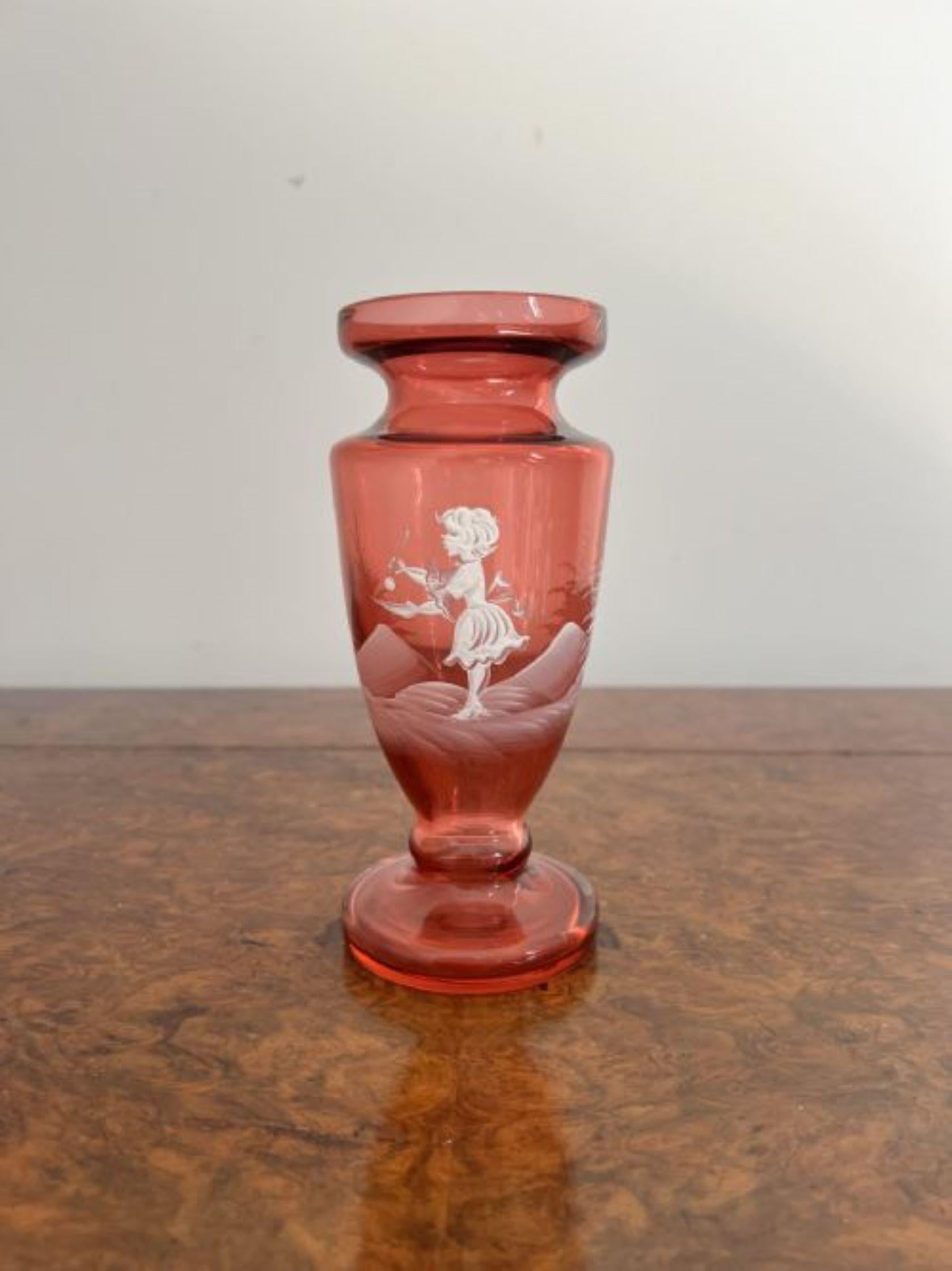 Antike viktorianische Mary Gregory kleine Vase mit einer antiken Mary Gregory kleine Vase mit einem geformten Körper und einer runden Basis, mit weißer Emaille eines jungen Mädchens umgeben von Bäumen verziert.