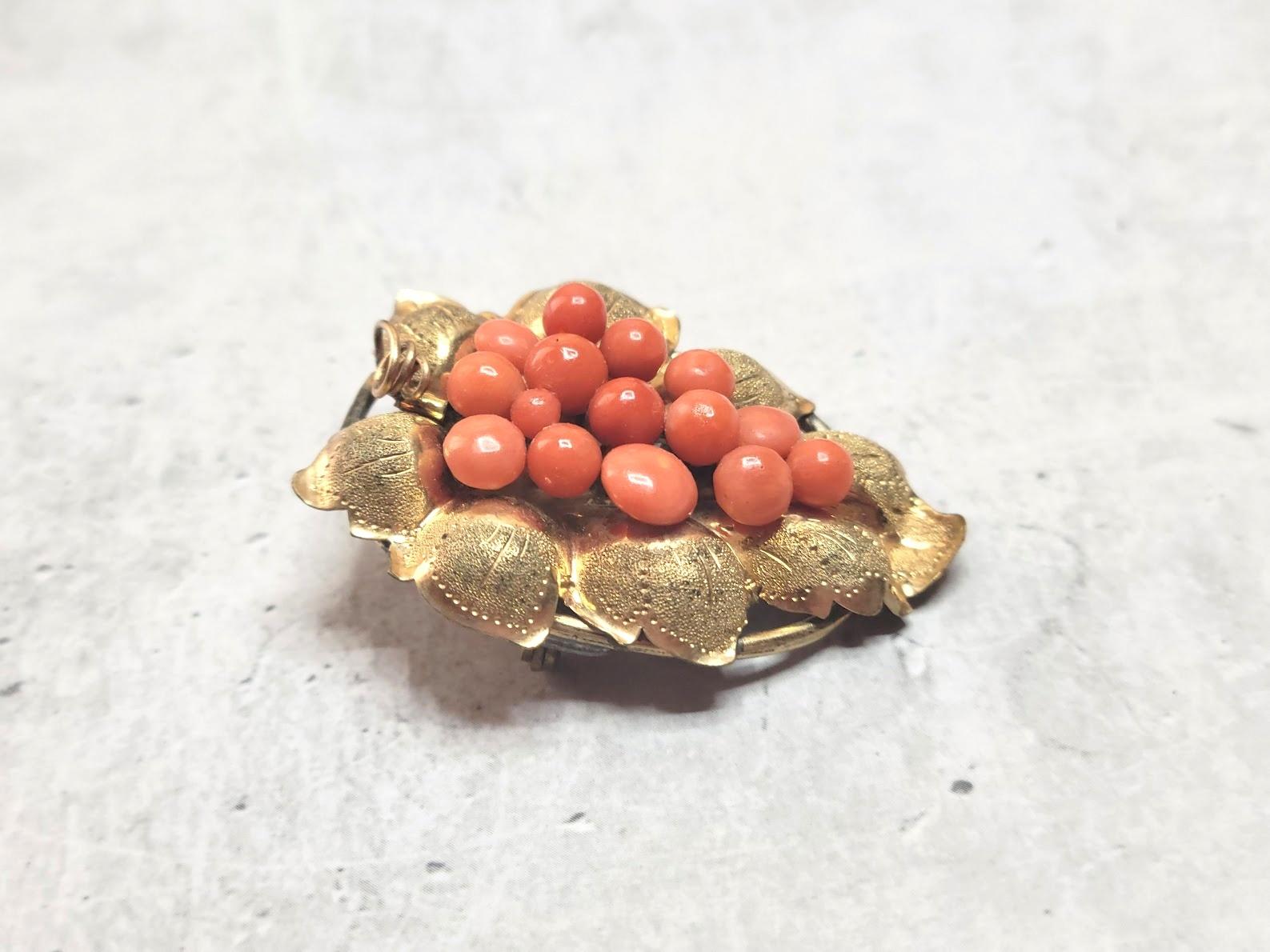 Antique Victorian Mediterranean Coral Grape Brooch In Good Condition For Sale In Chesterland, OH