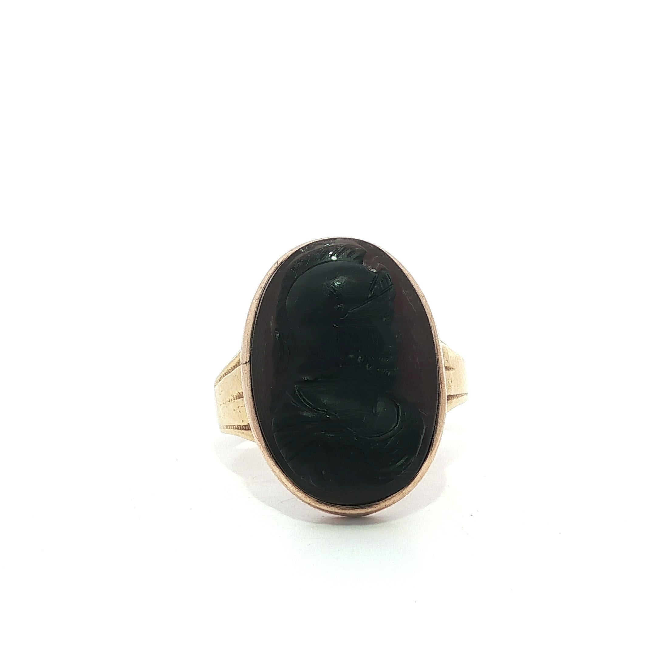 -A. Stone: -
(1) A. Stone naturale - Intaglio - Taglio ovale - Castone - Colore marrone con incisione nera - 18,5x13 mm (circa)

Materiale: Oro giallo massiccio 14k con parte superiore in rame
Peso totale:  5,7 grammi
Taglia: 6.5 (adattata a un