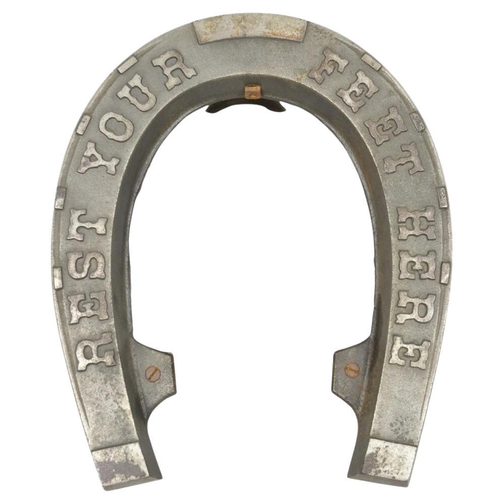Antiguo taburete victoriano de metal "Descansa aquí tus pies" Taburete herradura para pies de vaquero