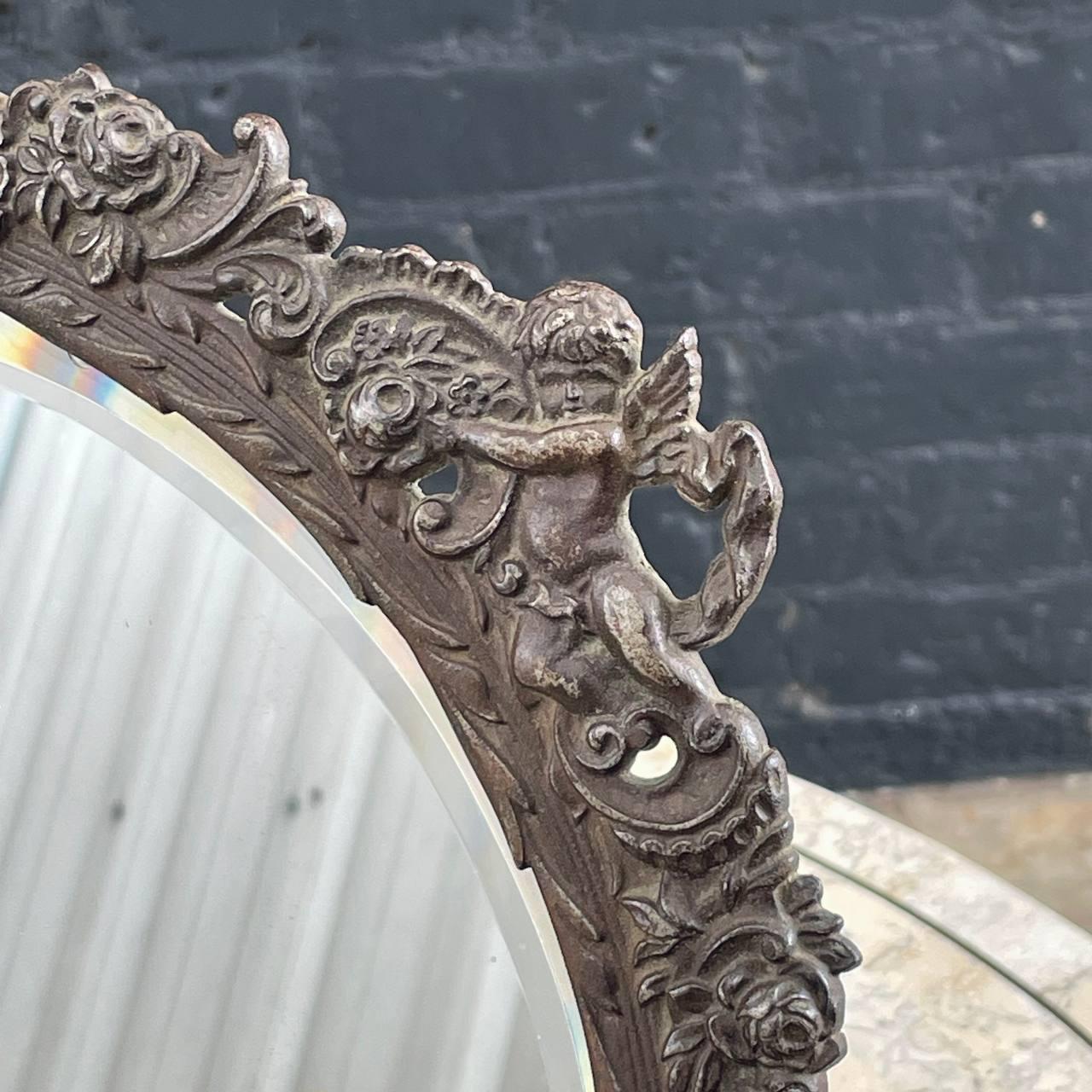 Antique miroir de coiffeuse ou miroir mural victorien en métal avec détails en forme de chérubin en vente 3