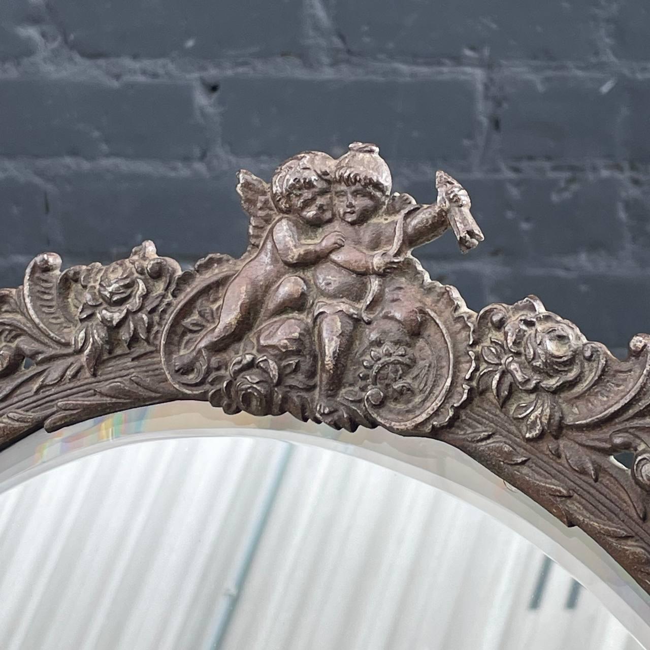 Antique miroir de coiffeuse ou miroir mural victorien en métal avec détails en forme de chérubin en vente 4