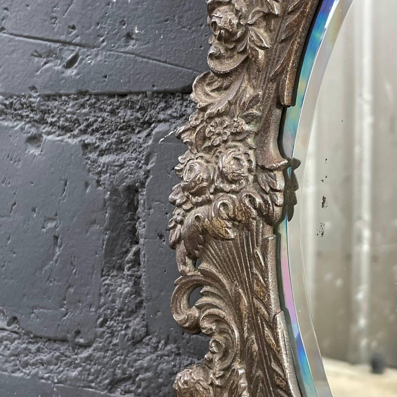 Antique miroir de coiffeuse ou miroir mural victorien en métal avec détails en forme de chérubin en vente 1