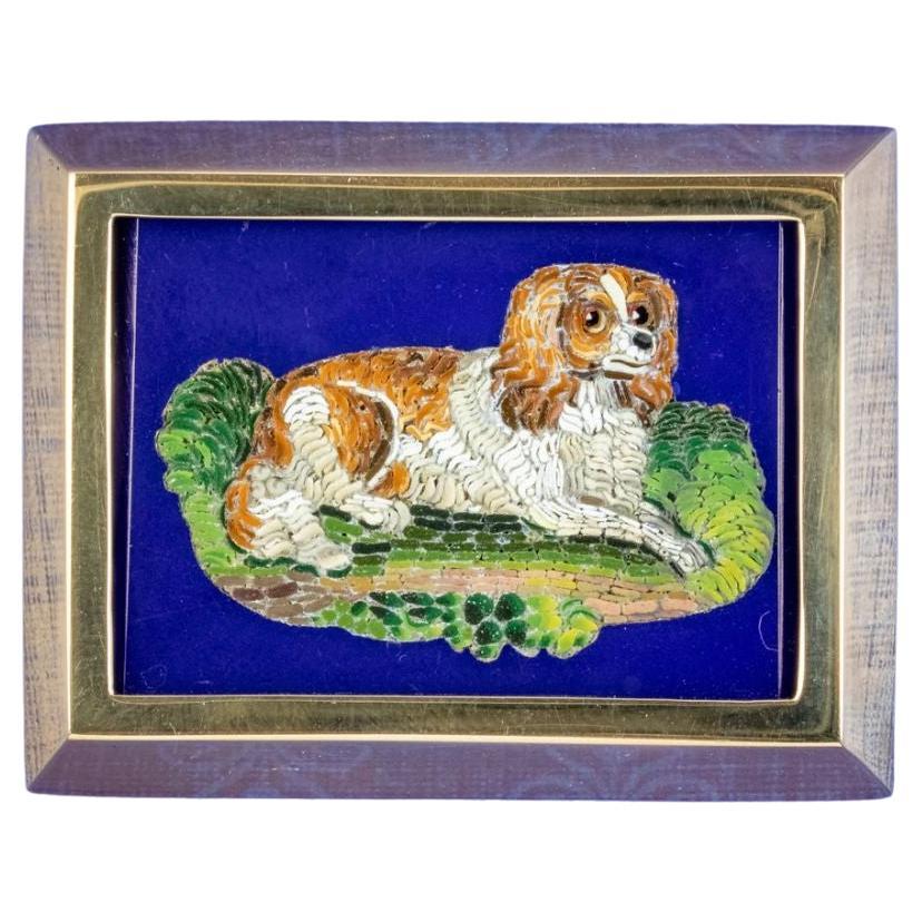 Broche de chien victorienne ancienne en micro-mosaïque avec cadre en or 15 carats, c. 1860