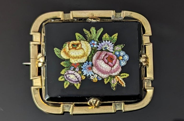 Broche Ancienne Fleurs En Micro-mosaïque - Couleur Rouge - Matière Verre Et Laiton - Bon état - Occasion