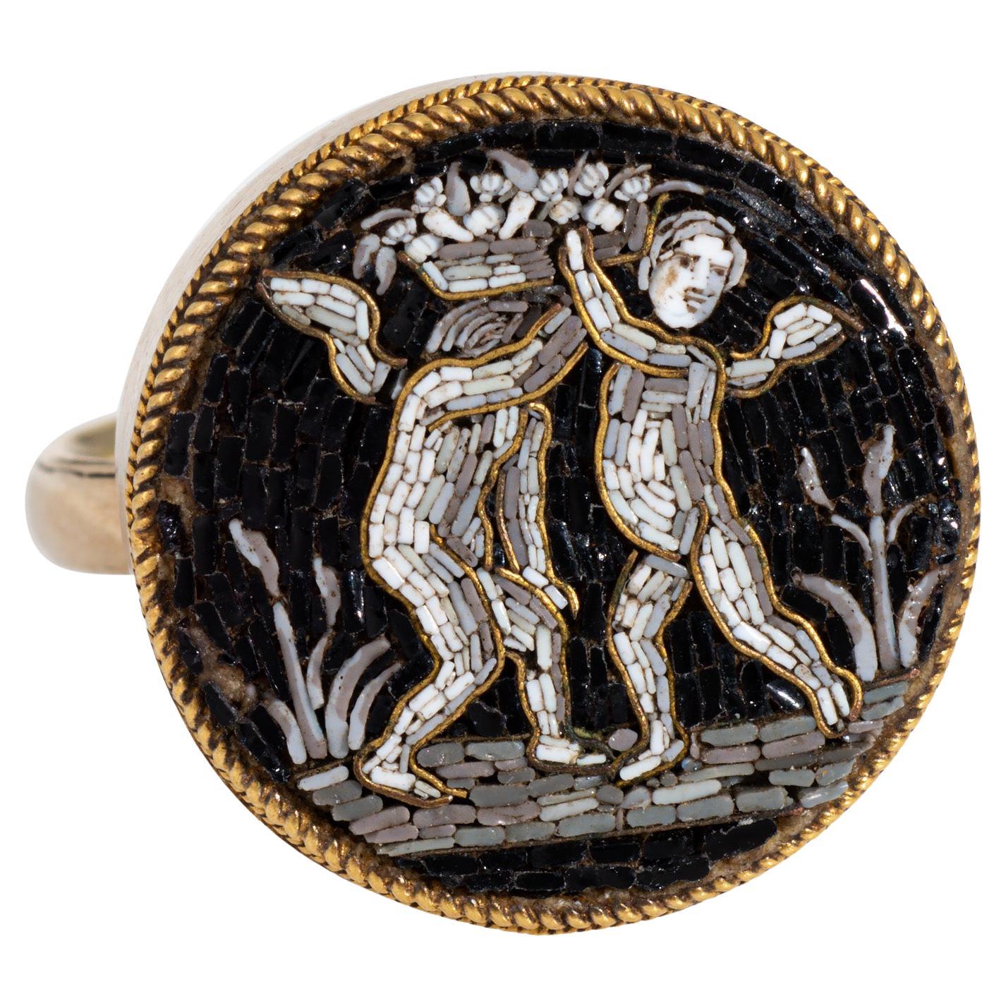 Anello antico vittoriano a micro mosaico Cherubini in oro giallo 14k Sz 9 Gioielli di pregio in vendita