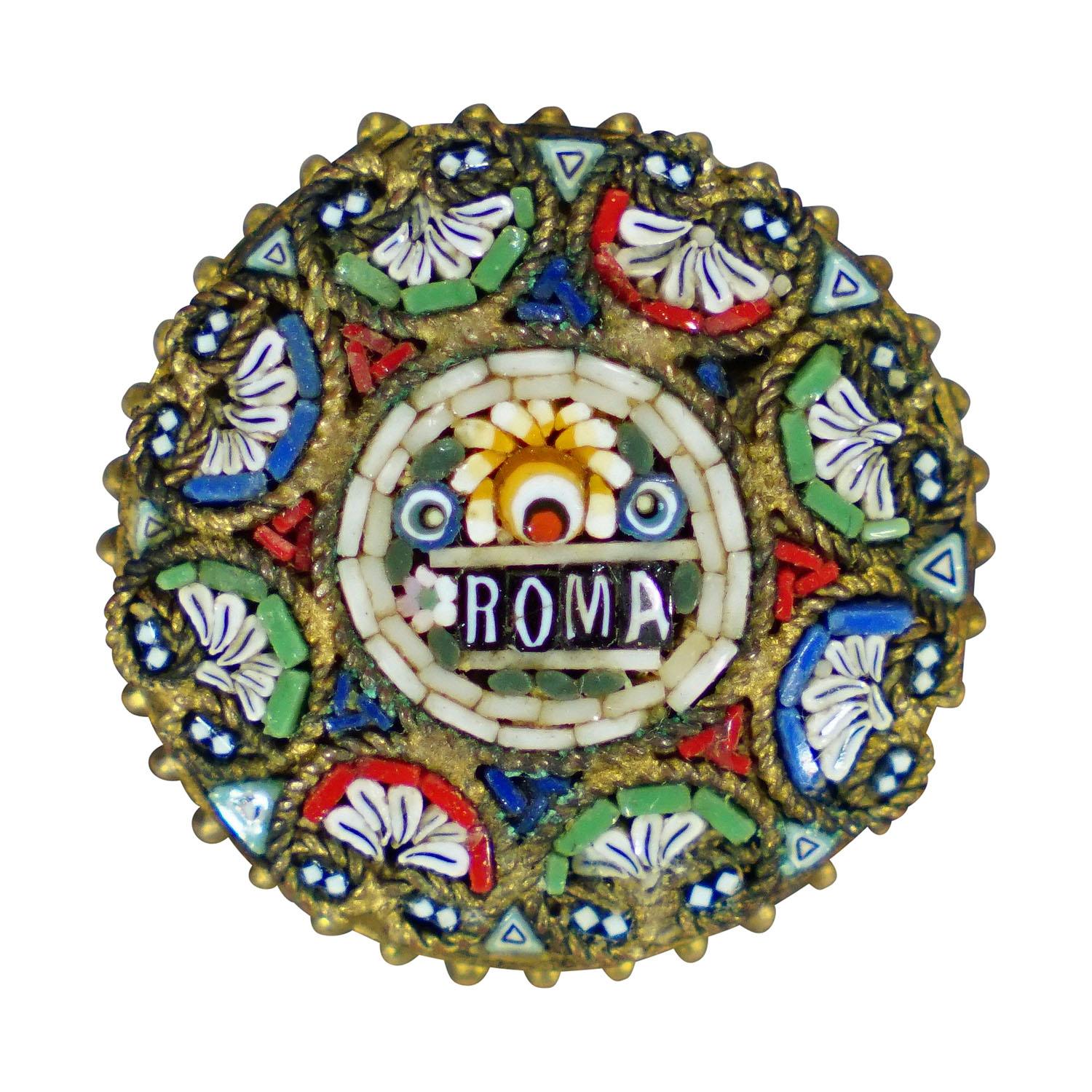 Antike viktorianische Mikromosaik-Brosche mit vergoldeter Umrahmung, Italien Anfang 20.

Eine viktorianische Mikromosaik-Brosche mit einem zentralen Blumenstrauß-Motiv und der Aufschrift 