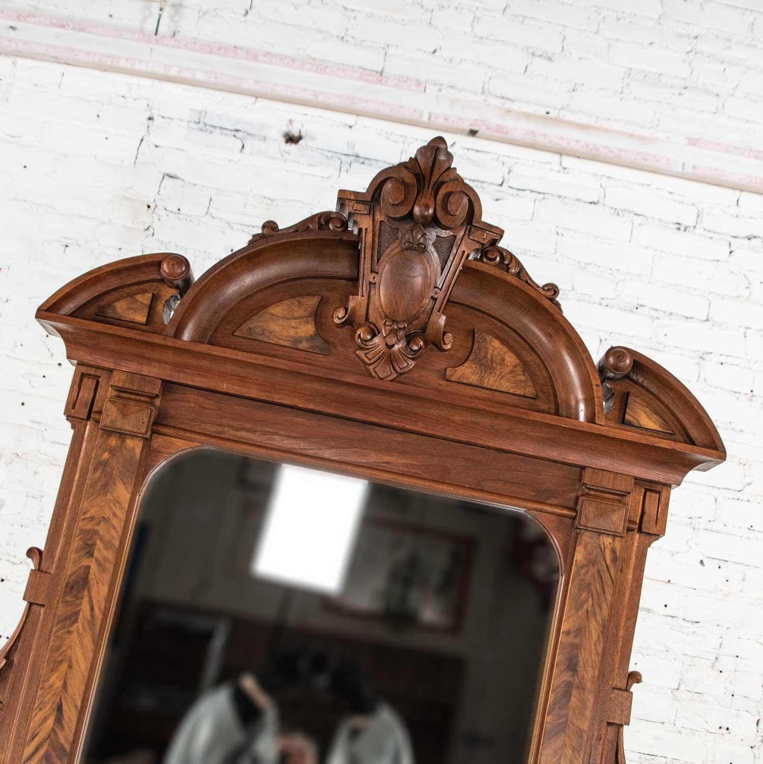 Antique Victorian Mirrored Dresser in Walnut & Burl Walnut with White Marble Top (commode à miroir en noyer et ronce de noyer avec dessus en marbre blanc) en vente 1