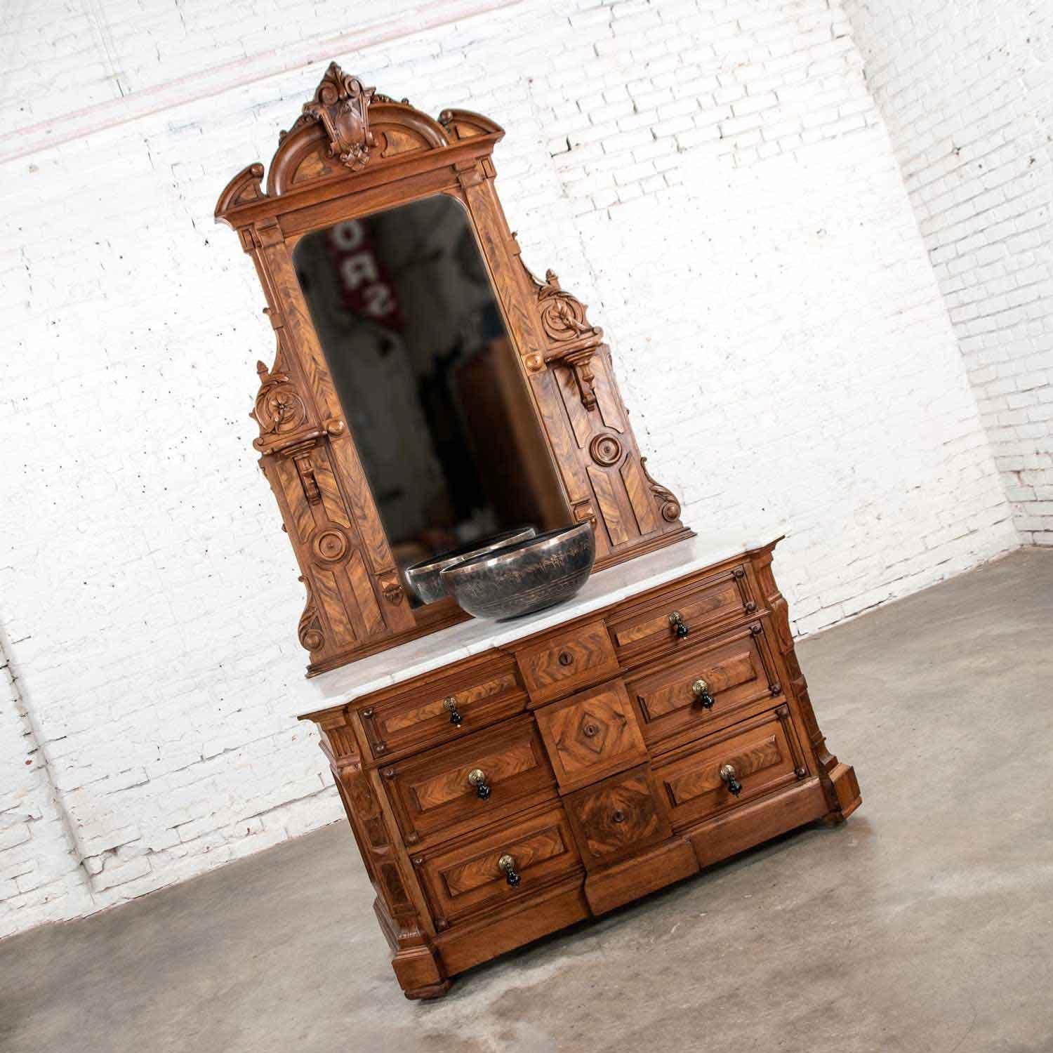 Antique Victorian Mirrored Dresser in Walnut & Burl Walnut with White Marble Top (commode à miroir en noyer et ronce de noyer avec dessus en marbre blanc) en vente 5