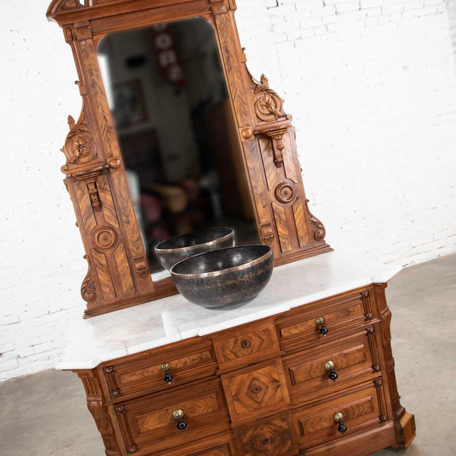 Antique Victorian Mirrored Dresser in Walnut & Burl Walnut with White Marble Top (commode à miroir en noyer et ronce de noyer avec dessus en marbre blanc) en vente 6