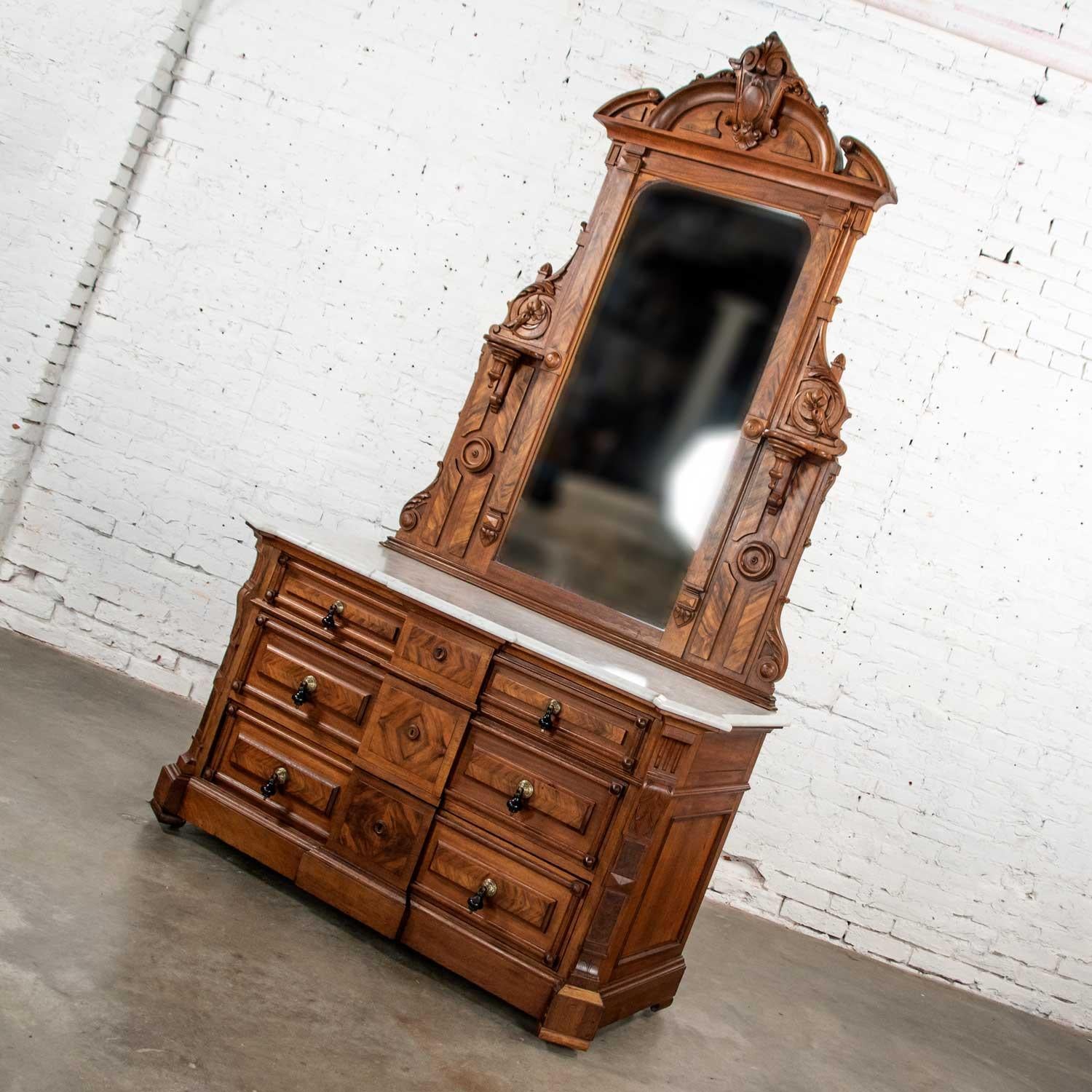 Américain Antique Victorian Mirrored Dresser in Walnut & Burl Walnut with White Marble Top (commode à miroir en noyer et ronce de noyer avec dessus en marbre blanc) en vente