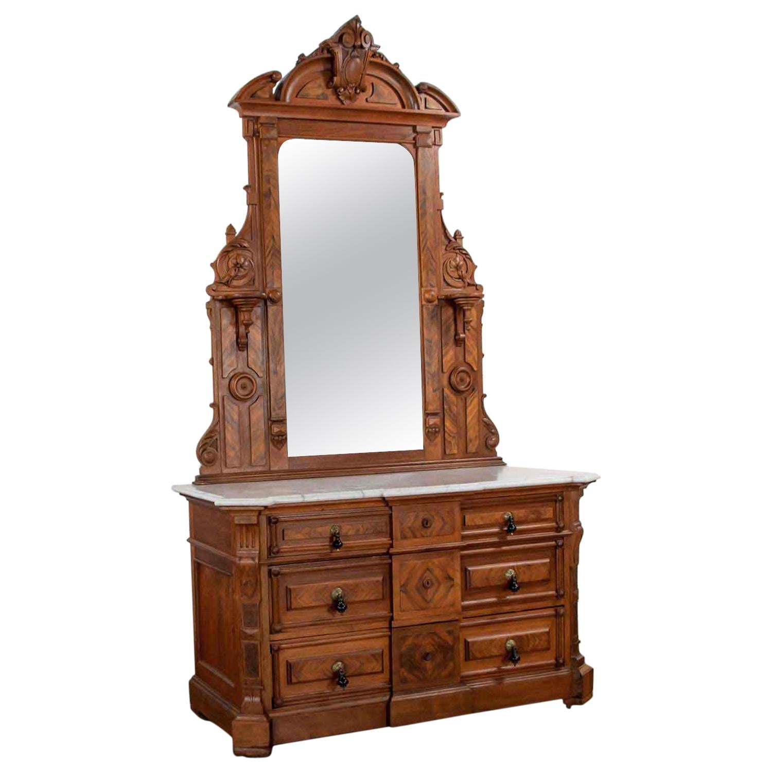 Antique Victorian Mirrored Dresser in Walnut & Burl Walnut with White Marble Top (commode à miroir en noyer et ronce de noyer avec dessus en marbre blanc) en vente