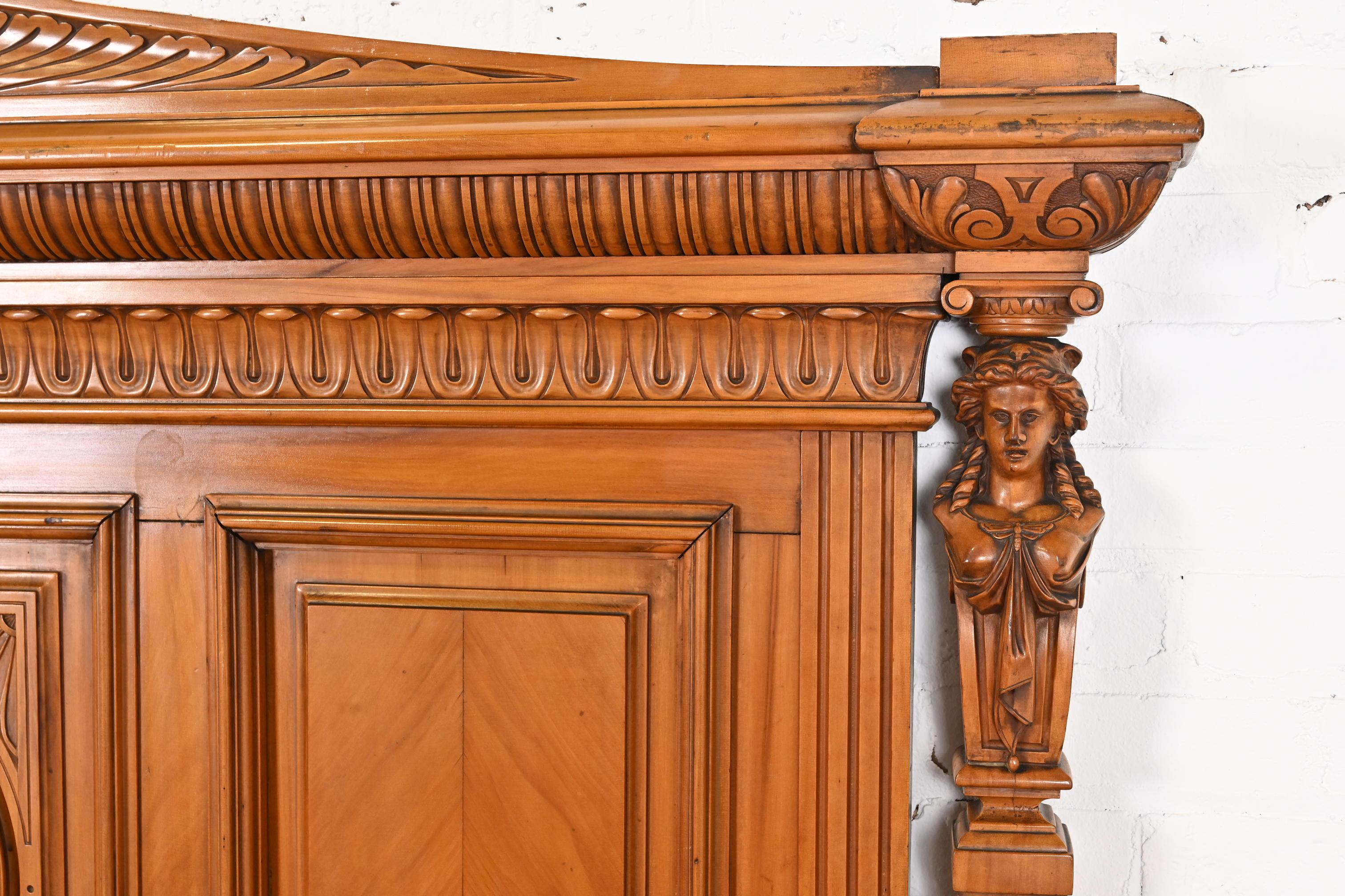 Antikes viktorianisches Monumentalbett aus geschnitztem Nussbaumholz in voller Größe, Horner zugeschrieben im Angebot 3