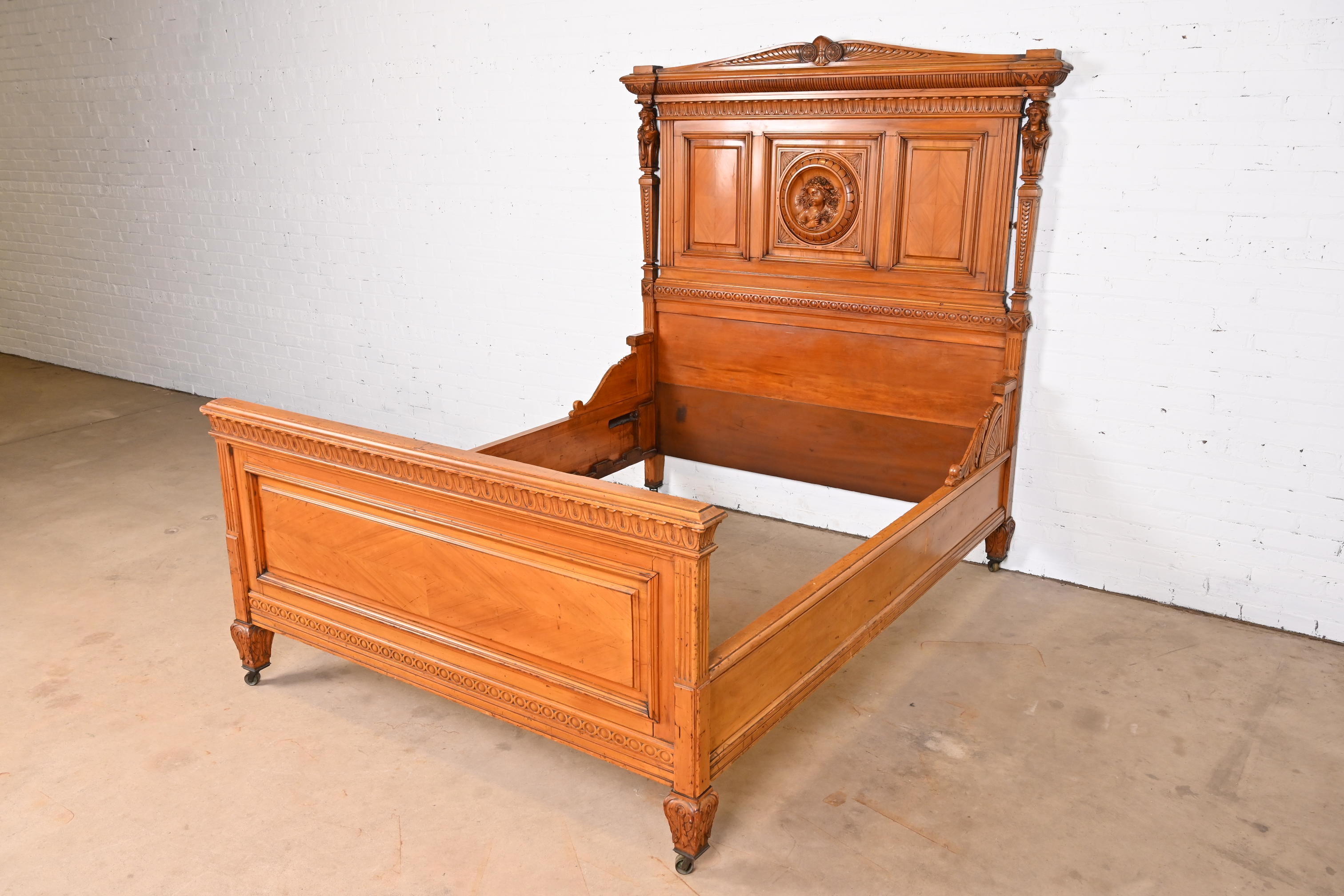 A gorgeous Victorian monumental ornate carved walnut full size bed

Attributed to R.J. Horner & Co.

USA, Circa 1890s

Measures: 65.5