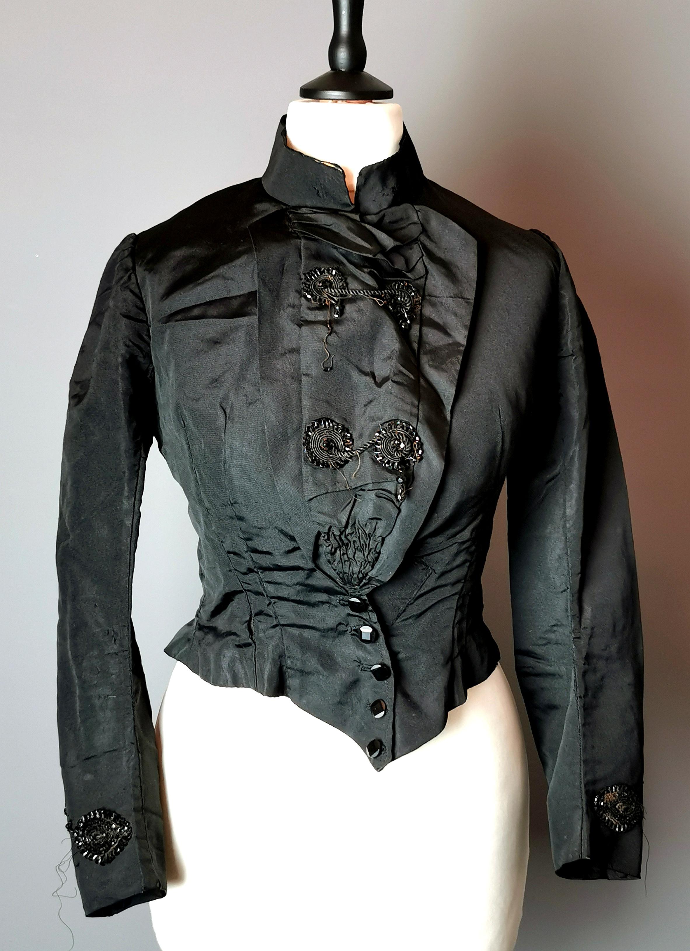 Eine schöne antike, viktorianische Ära schwarz Seide Mischung Mieder oder Bluse.

Es ist sehr tailliert, die Taille fällt vorne spitz zu, hoch auf den Hüften mit einer breiten Falte am Rücken, die ein Bustle / Röcke ermöglicht.

Es hat einen