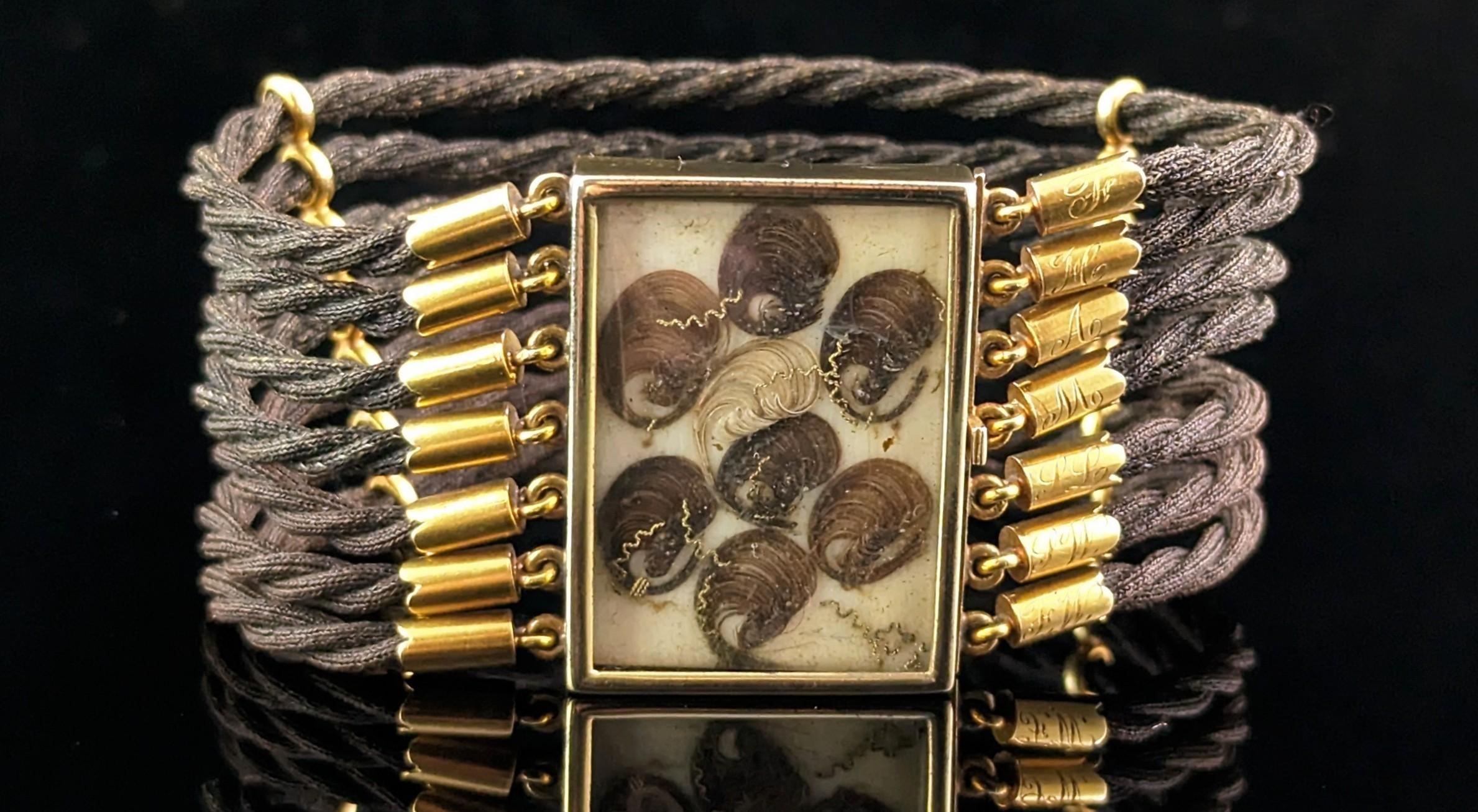 Dieses seltene antike Trauerarmband ist sicherlich ein interessantes und ungewöhnliches Stück, perfekt für den Sammler von Trauerschmuck.

Es handelt sich um ein klobiges, breites Armband im Stil einer Manschette, das aus dicht geflochtenen Strähnen