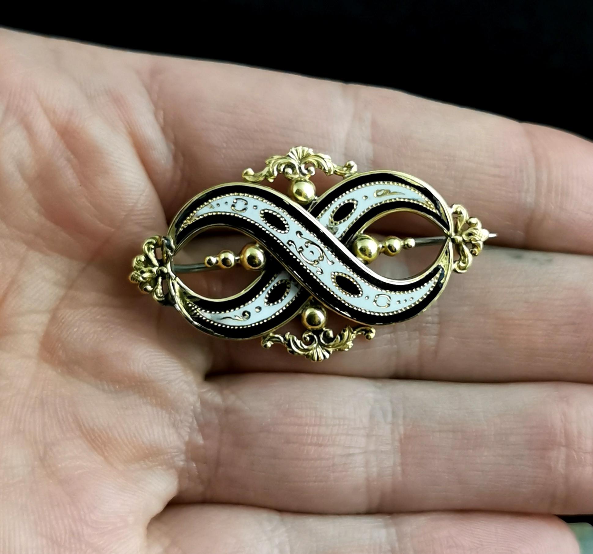 Antique Victorian Mourning Brooch, 15 Karat Yellow Gold, Black and White Enamel In Fair Condition In NEWARK, GB