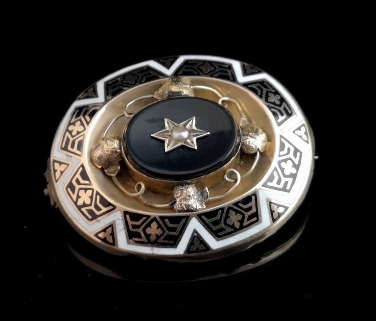 A stunning antique Victorian mourning brooch, a beautifully made piece that is full of sentiment.

Oval shaped brooch in 15 karat yellow gold with a central oval onyx cabochon set with a single seed pearl.

The onyx is surrounded by pretty winding