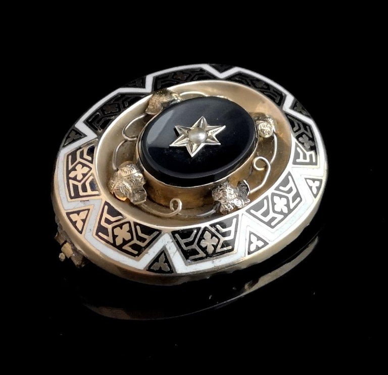 Antique Victorian Mourning Brooch, 15 Karat Yellow Gold, Onyx and Seed Pearl In Fair Condition In NEWARK, GB