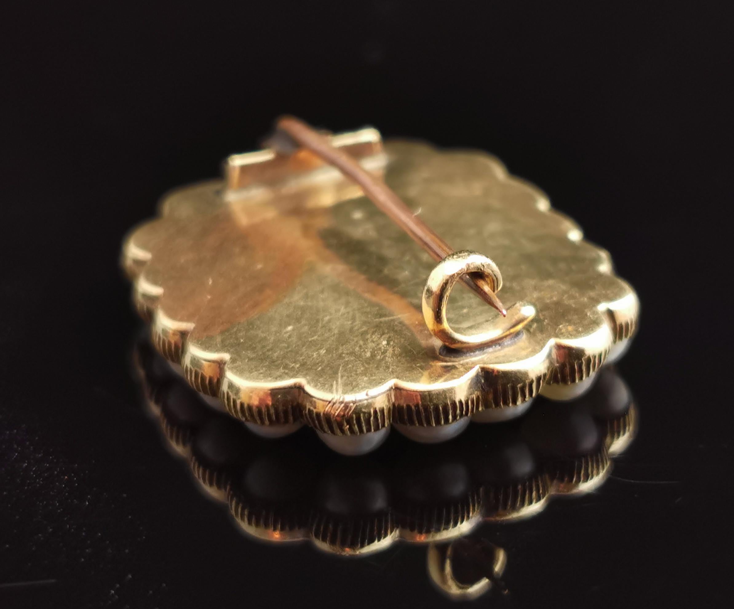 Antique Victorian Mourning Brooch, 9ct Gold Hairwork, Split Pearl In Good Condition For Sale In NEWARK, GB