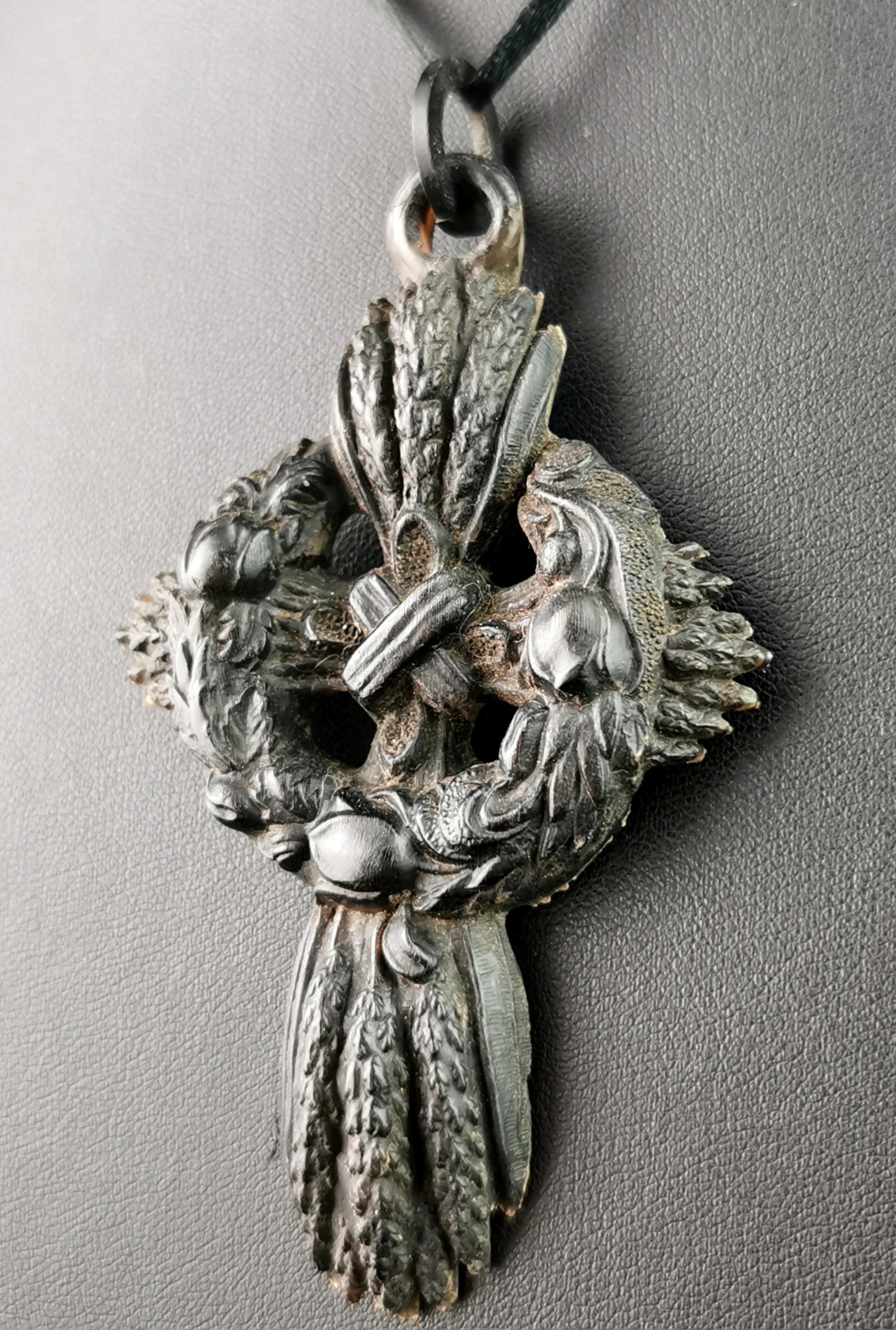 Antique pendentif victorien en forme de croix de deuil, Bog oak  1
