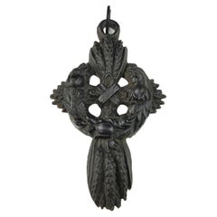 Antique pendentif victorien en forme de croix de deuil, Bog oak 
