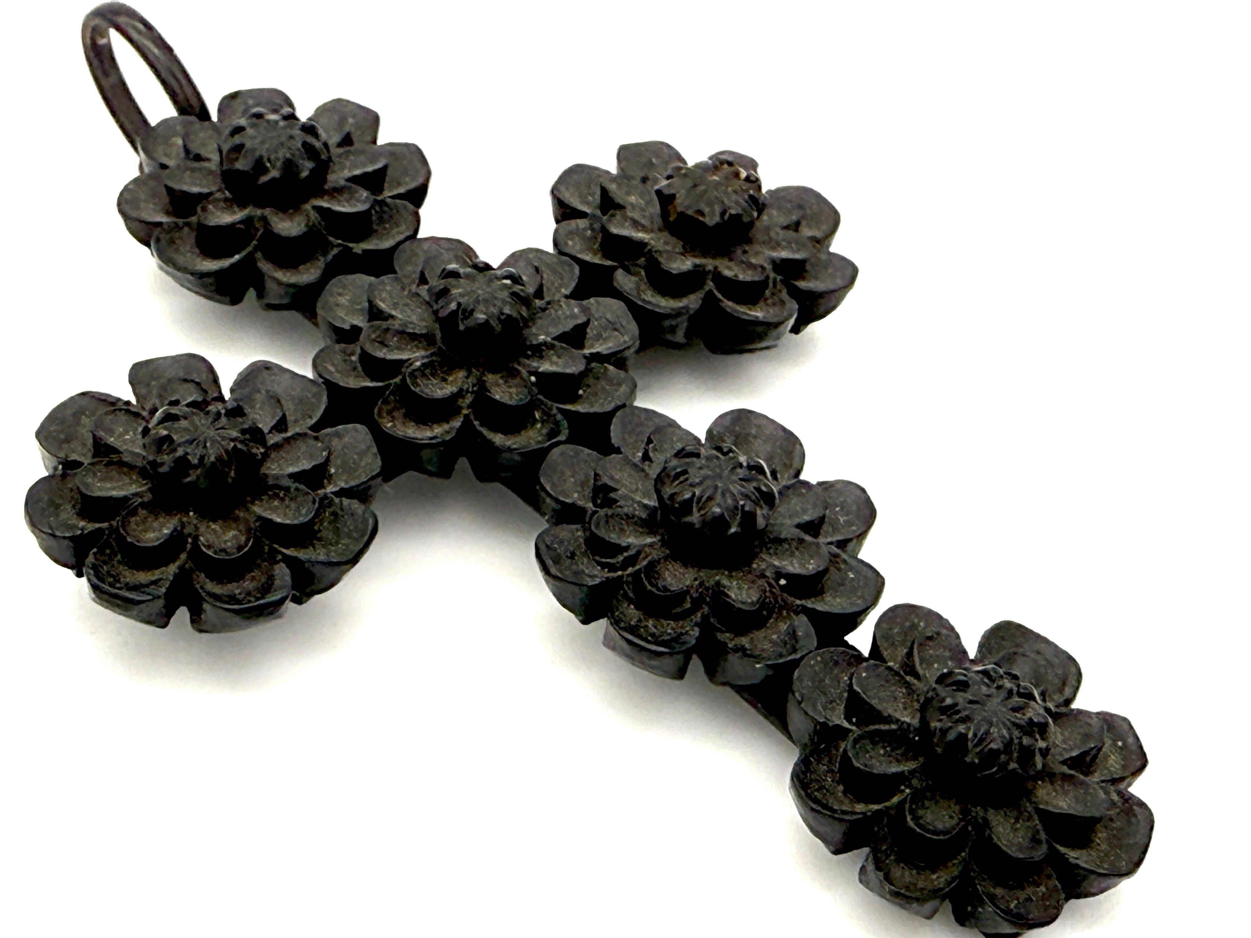 Antique Victorian Mourning Cross Pressed Wood Black Flowers Metal In Good Condition For Sale In Munich, Bavaria