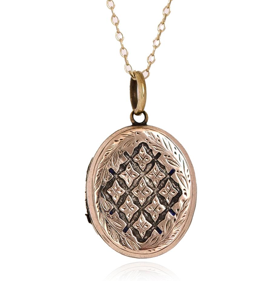 This rare antique Victorian mourning locket, crafted in 9ct yellow gold back and front with a brass interior, carries deep sentimental value and showcases the era’s intricate mourning traditions. The front features a striking criss-cross design that