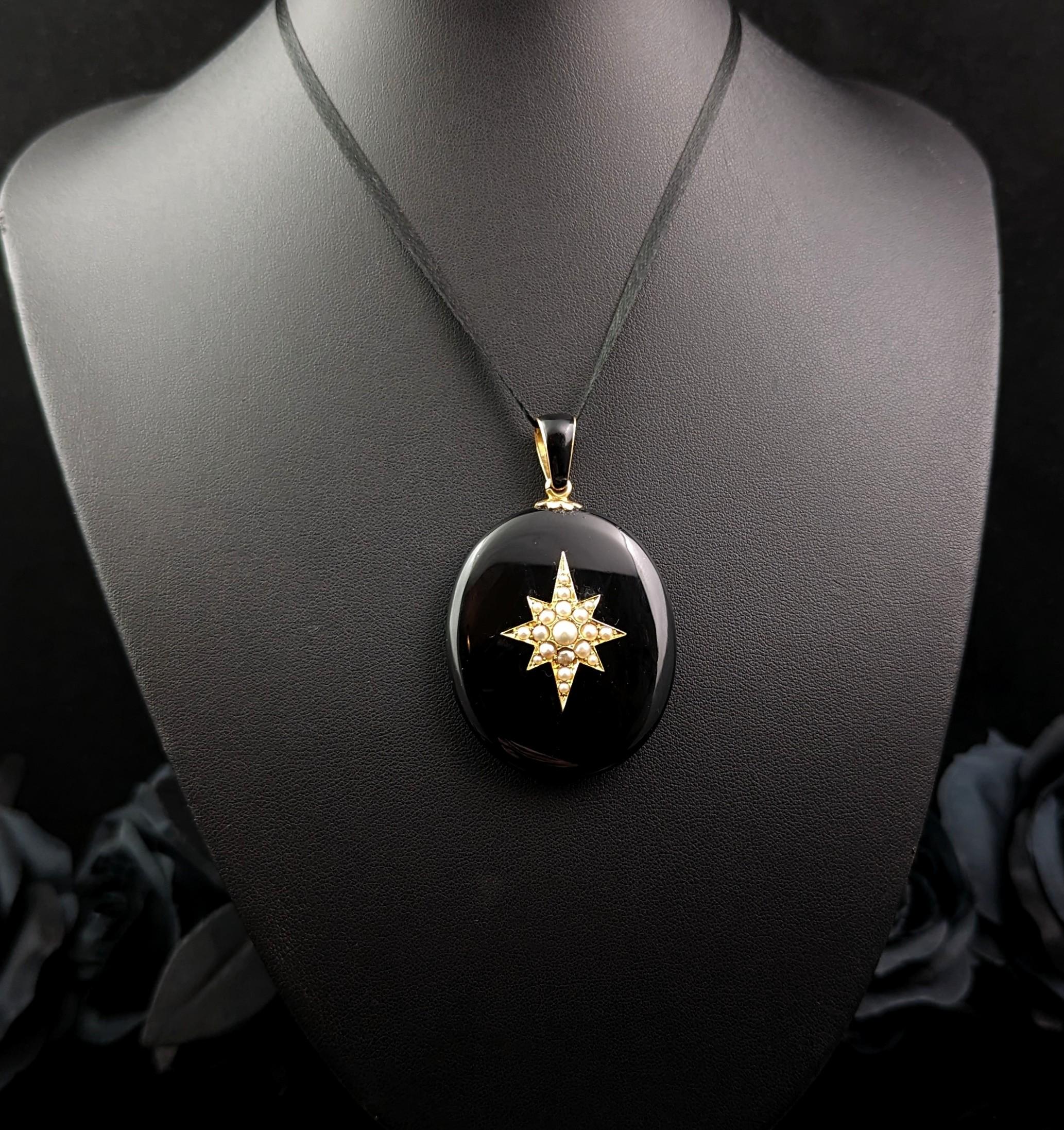 Antique Victorian Mourning Locket, 15k Gold and Pearl Star, Whitby Jet, Cased In Good Condition In NEWARK, GB