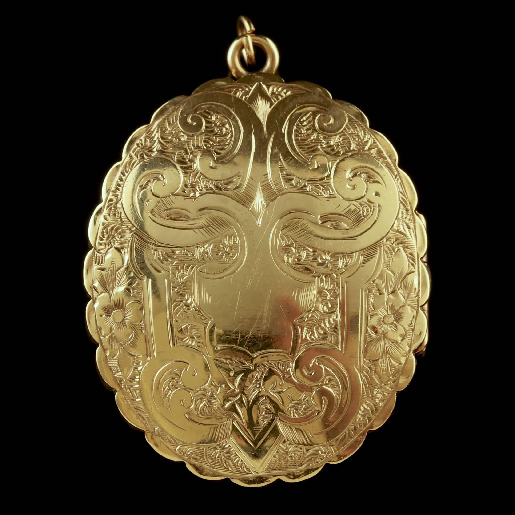 To read more please click continue reading below-

This stunning antique Victorian Mourning locket is set in 18ct Yellow Gold back and front, Circa 1840. 

The piece is beautifully engraved displaying lovely patterned artistry on both sides. 

The